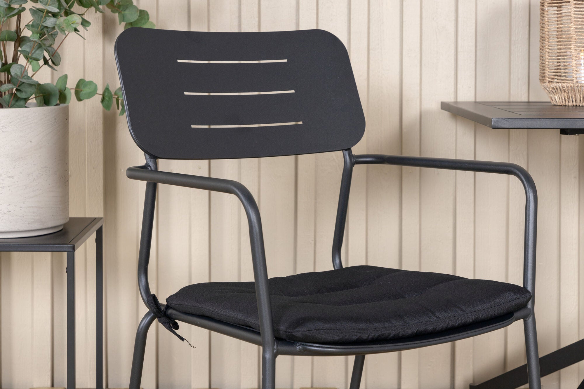 Venture Home Way café bord 70*70+Nicke Dining chair w. armrest - Black Steel_2