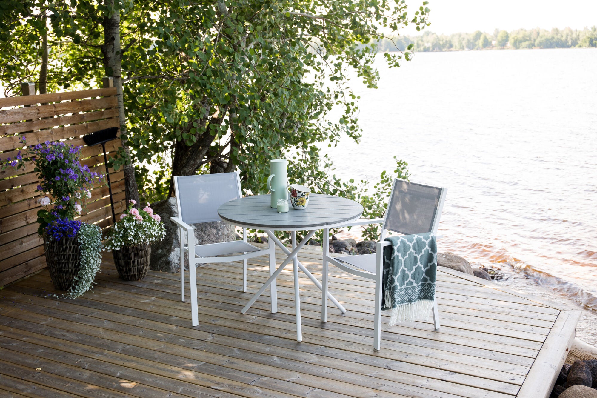 Venture Home Parma cafébord ø90 - vit alu / grå aintwood+Copacabana Karmstol ( stapelbar) Vit