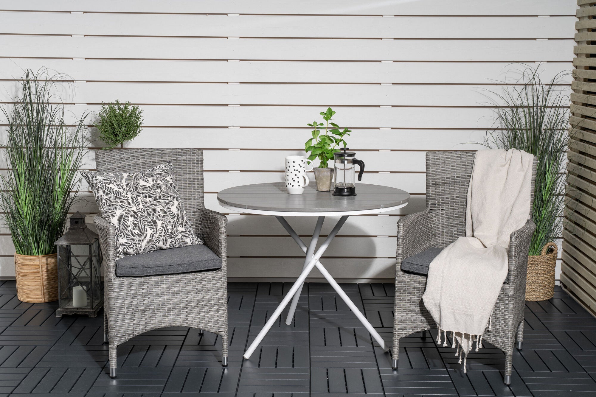 Venture Home Parma cafébord ø90 - White Alu / Grey Aintwood+Malin Arm stol with cushion - Grey / Grey cushion_2