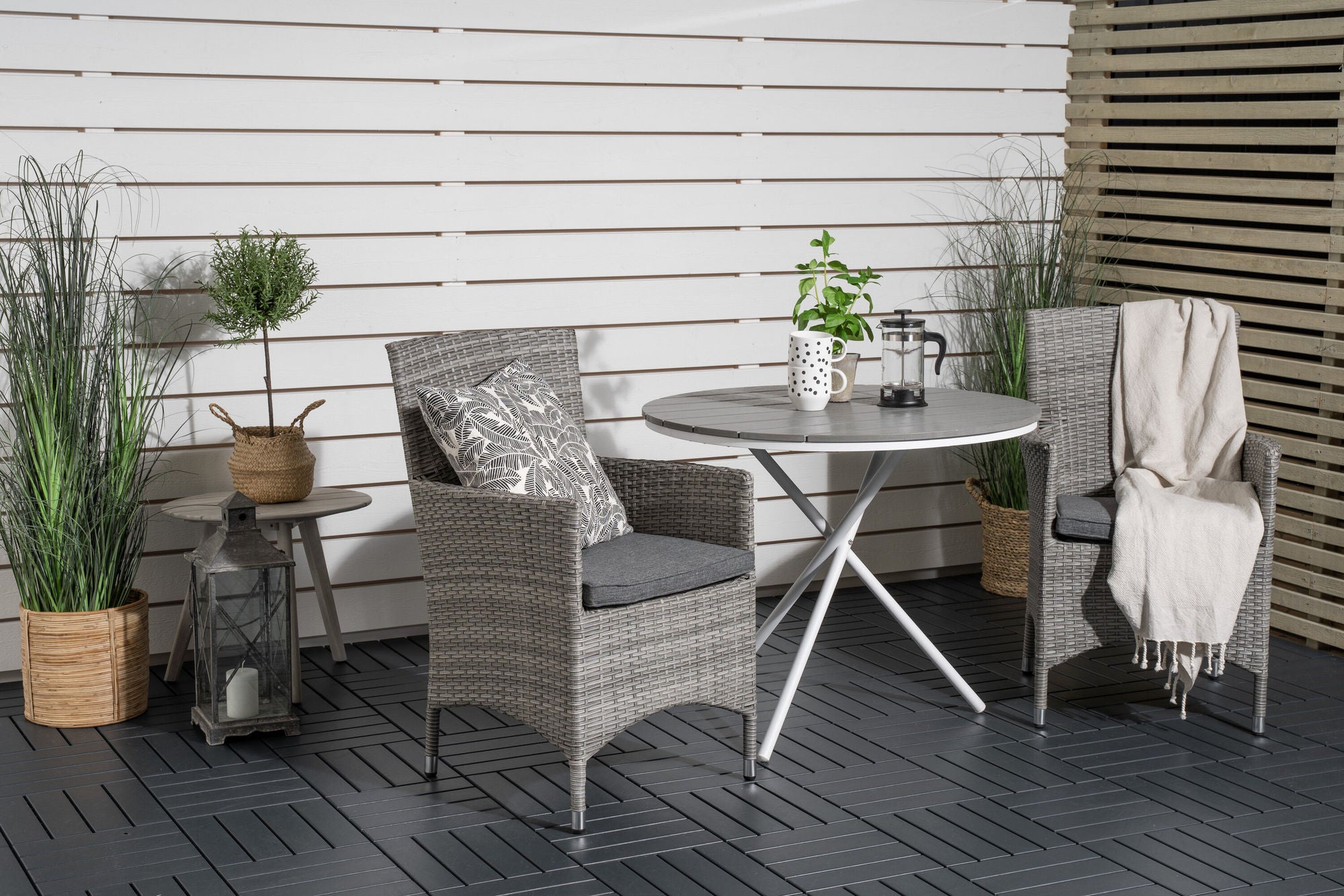 Venture Home Parma cafébord ø90 - White Alu / Grey Aintwood+Malin Arm stol with cushion - Grey / Grey cushion_2