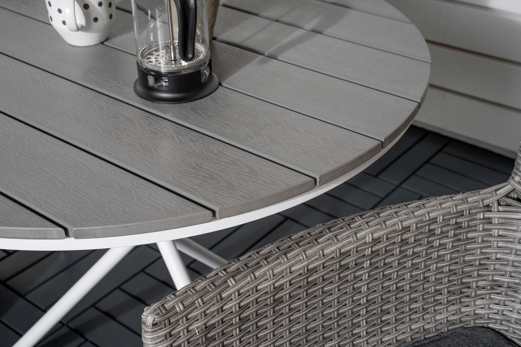 Venture Home Parma cafébord ø90 - White Alu / Grey Aintwood+Malin Arm stol with cushion - Grey / Grey cushion_2
