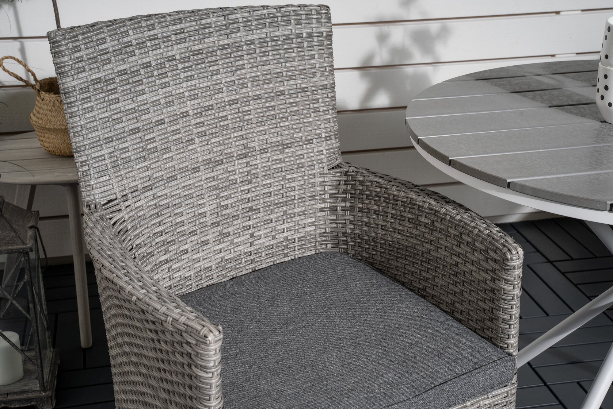 Venture Home Parma cafébord ø90 - White Alu / Grey Aintwood+Malin Arm stol with cushion - Grey / Grey cushion_2