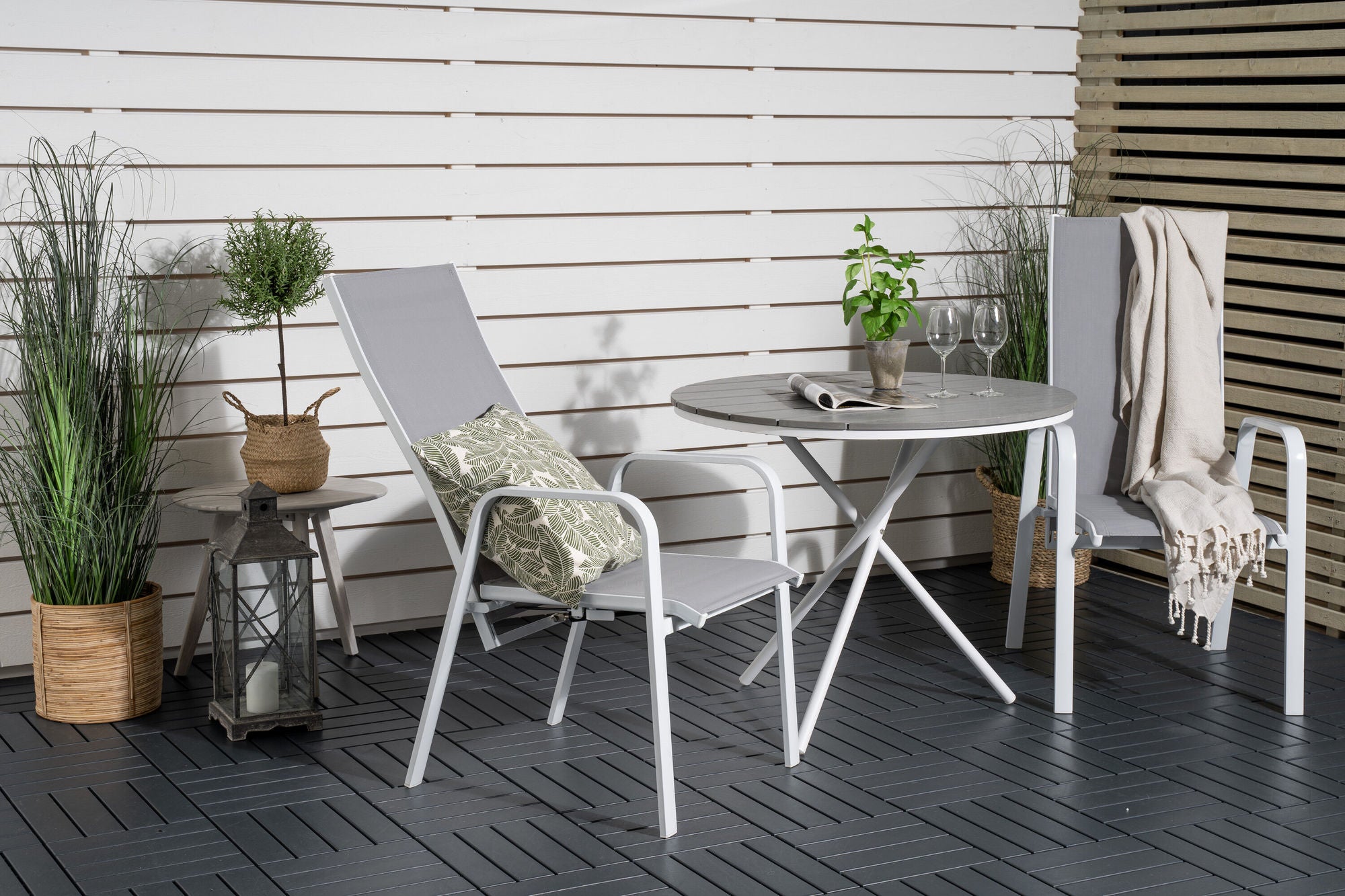 Venture Home Parma cafébord ø90 - White Alu / Grey Aintwood+Copacabana Recliner stol (stackable) - White Alu / Grey Textilene_2