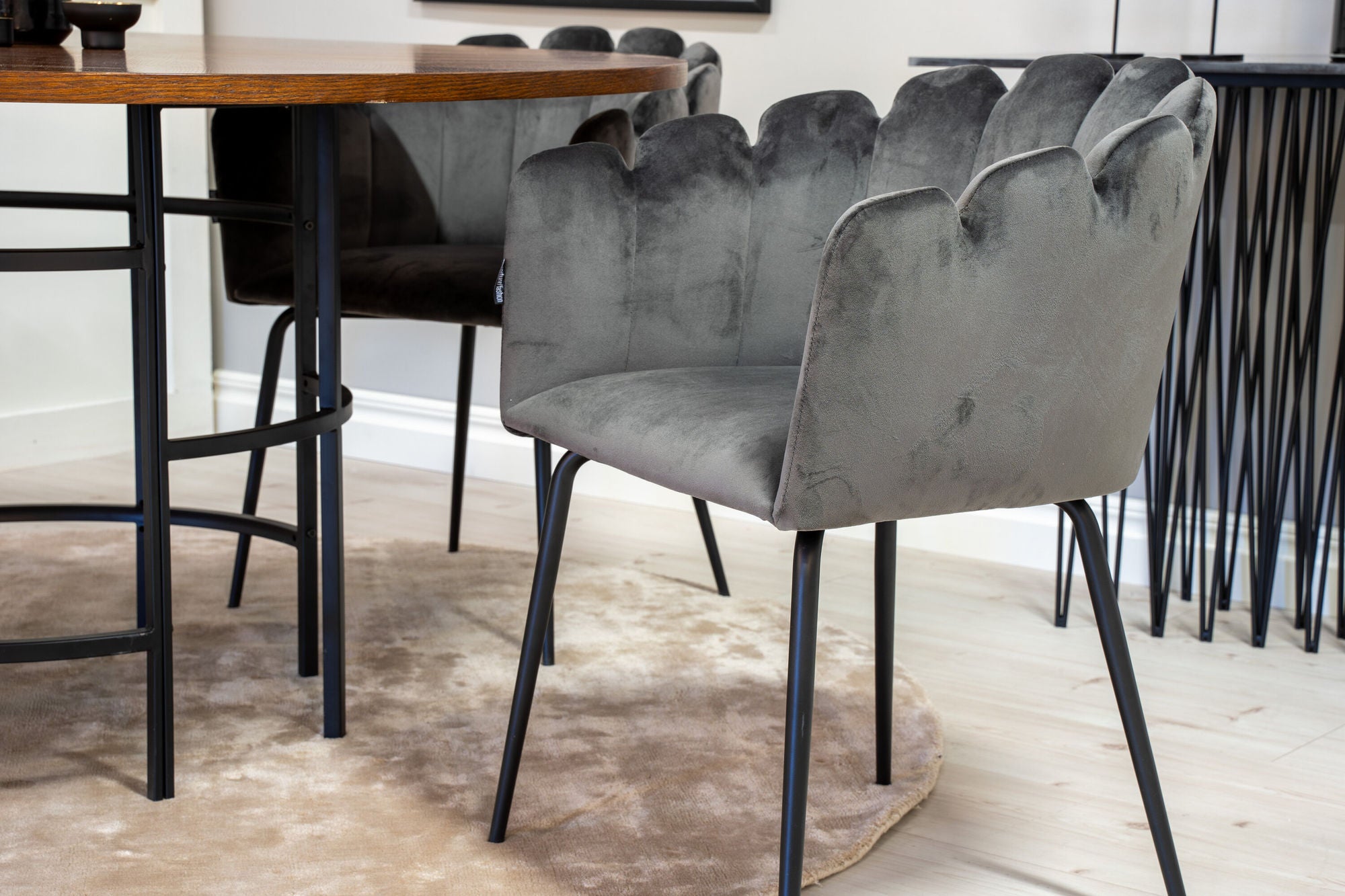Venture Home Copenhagen - spisebord round - Brown / Black+Limhamn - stol - Grey Velvet_4
