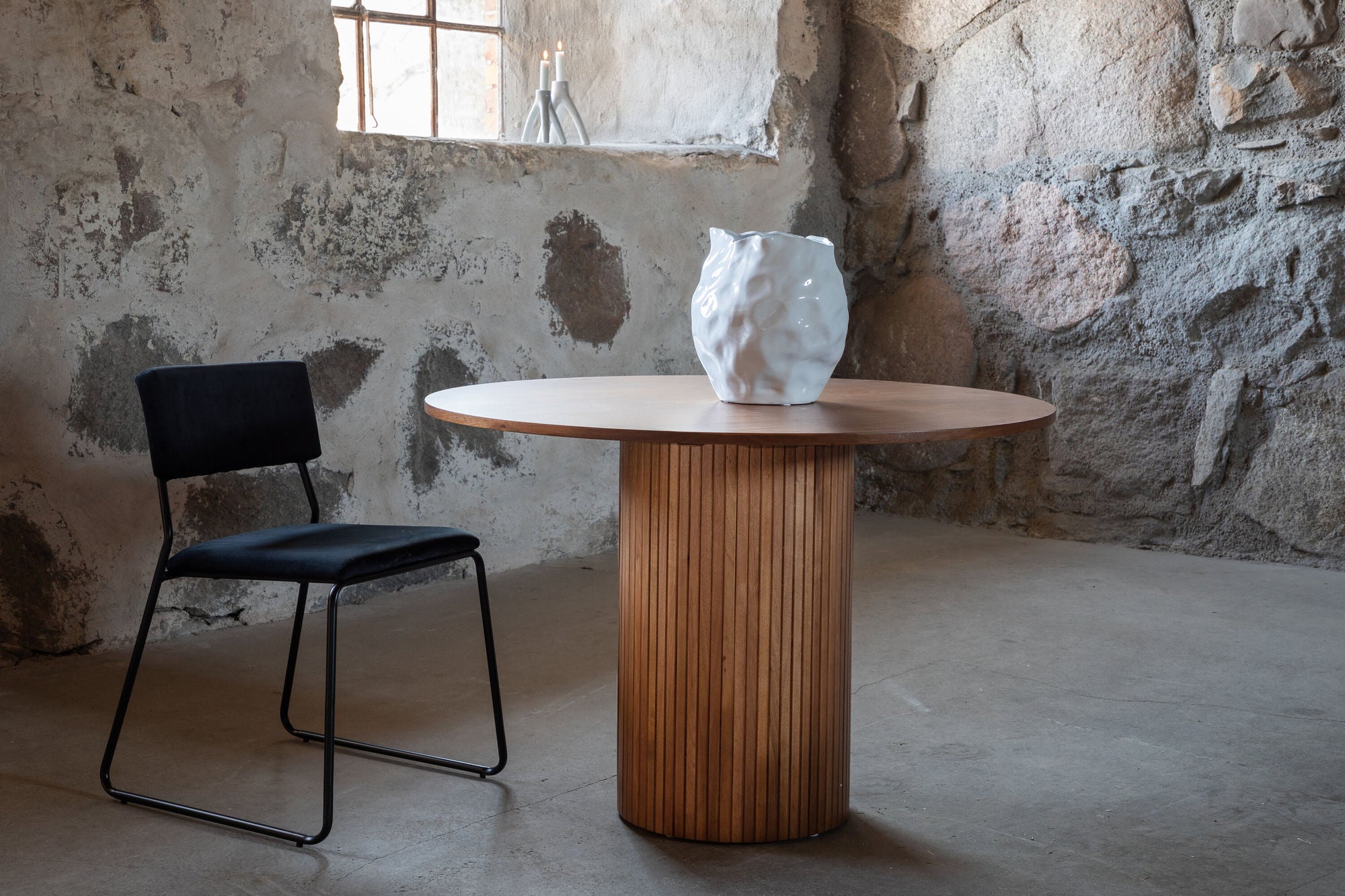 Venture Home Bianca rund spisebord - Walnut / Walnut Veneer