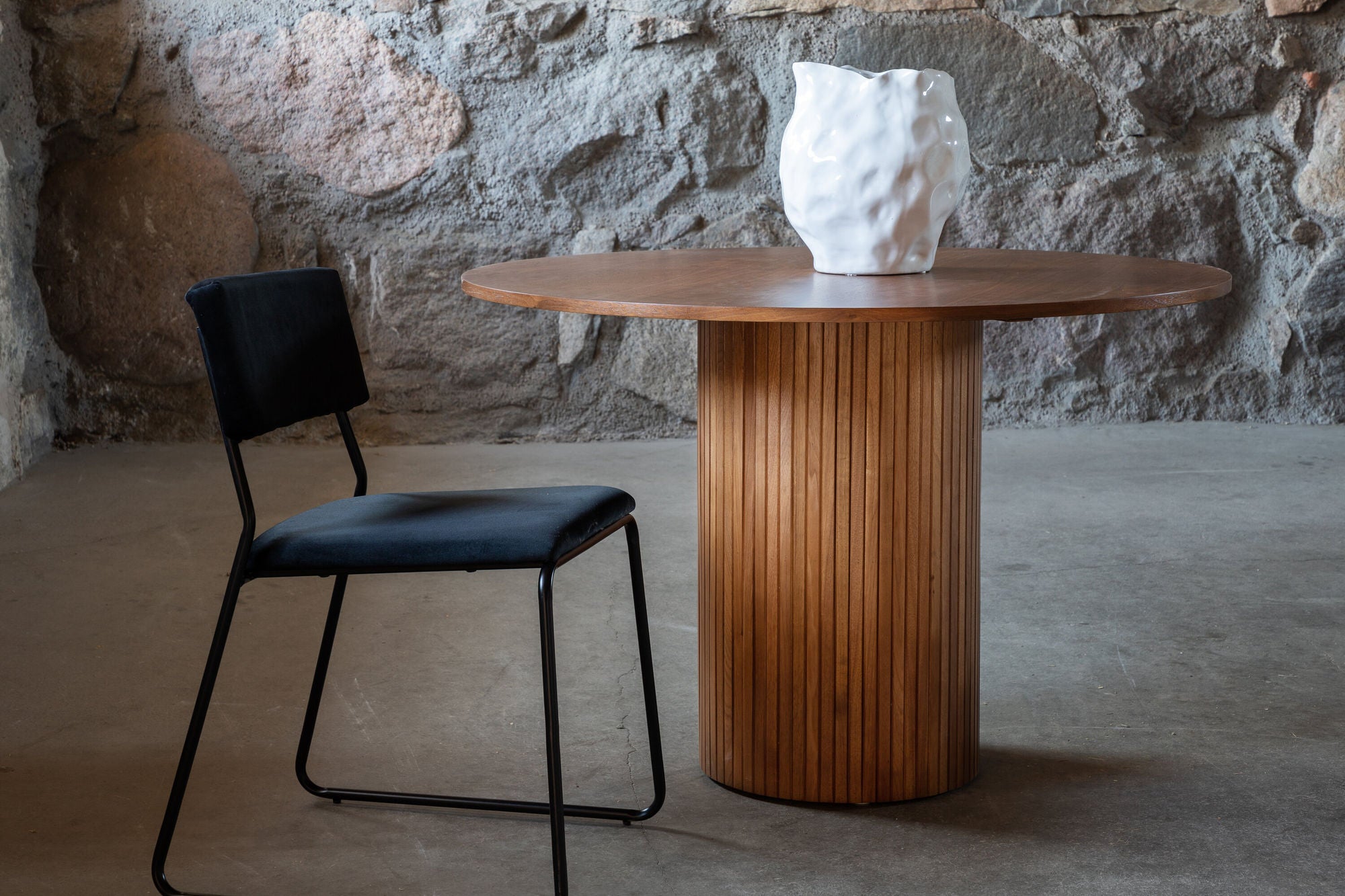 Venture Home Bianca rund spisebord - Walnut / Walnut Veneer