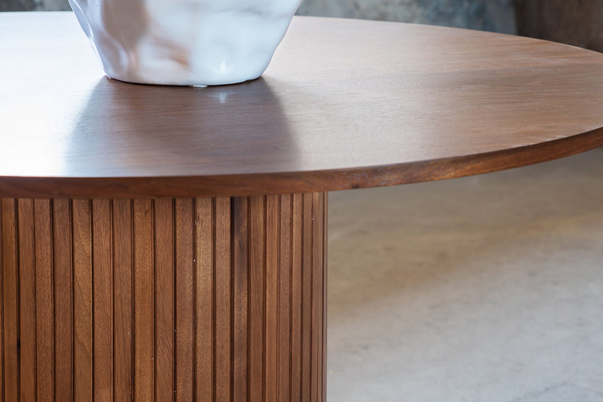 Venture Home Bianca rund spisebord - Walnut / Walnut Veneer
