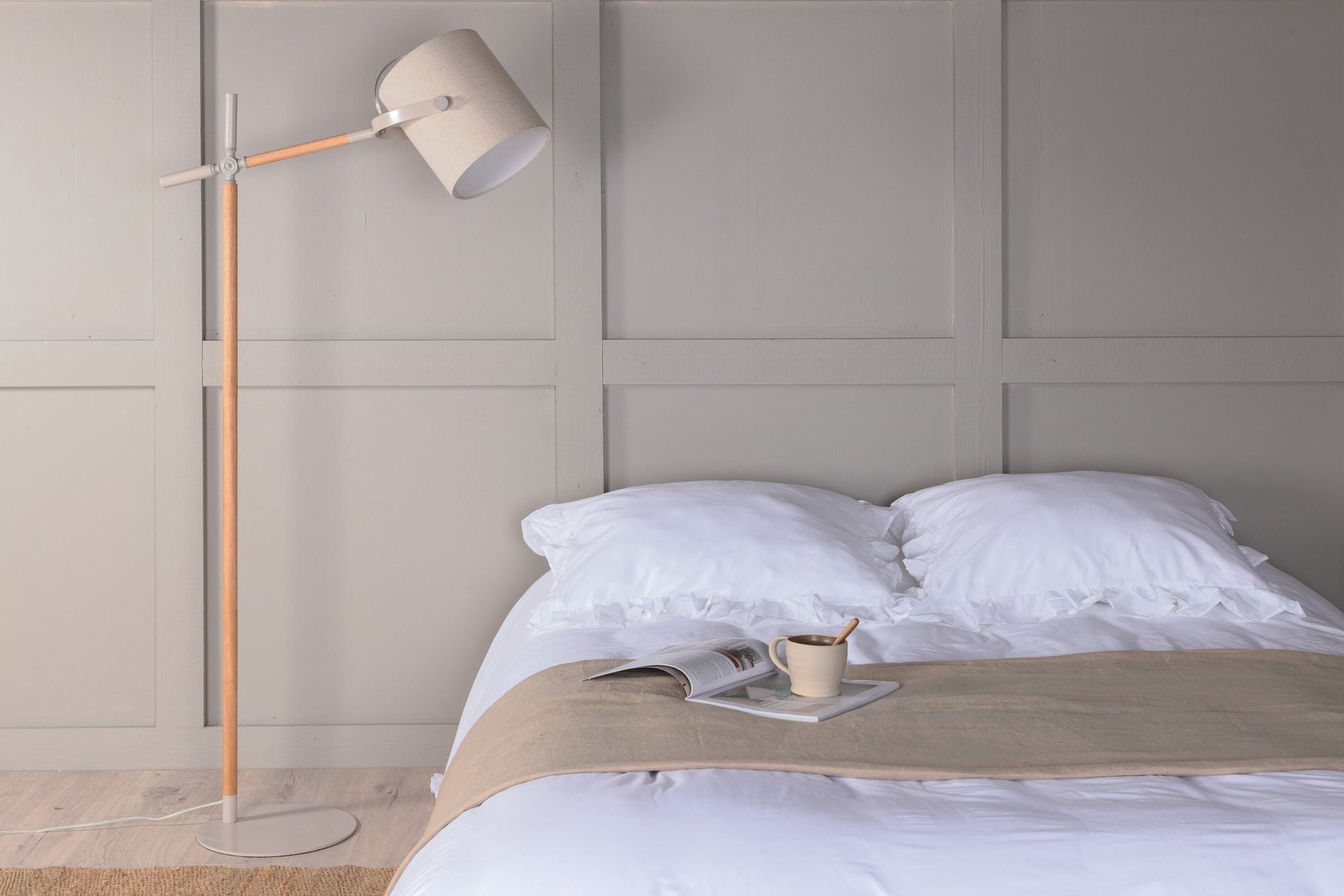Venture Home Dennis -Floor lampe - Beige / Wood/Beige Linen