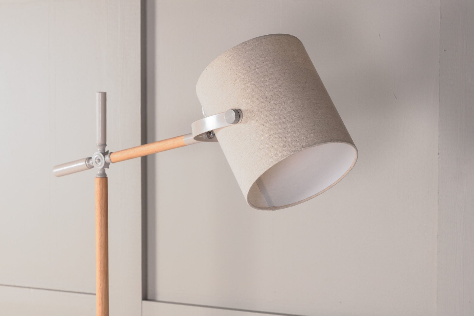 Venture Home Dennis -Floor lampe - Beige / Wood/Beige Linen