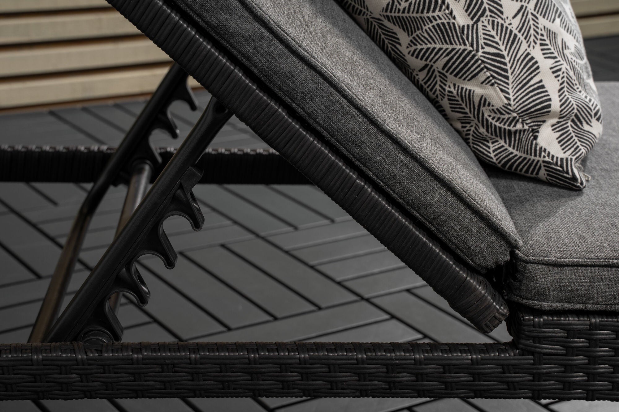 Venture Home London Sun Lounge - Black/Grey