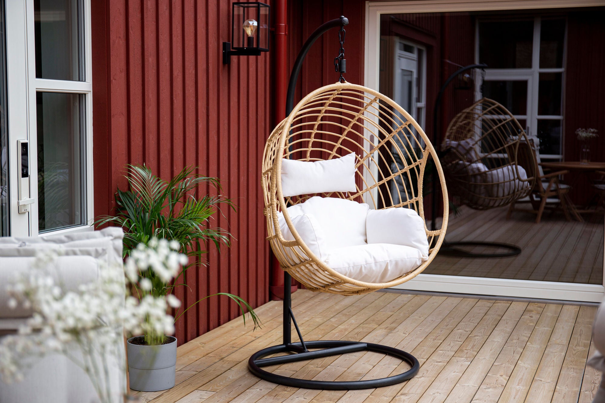 Venture Home Viga - Hanging stol rund - Black Frame / Natur Wicker / Offwhite Cushion