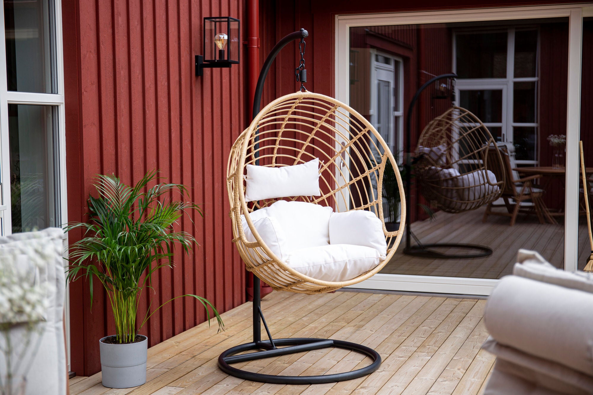 Venture Home Viga - Hanging stol rund - Black Frame / Natur Wicker / Offwhite Cushion