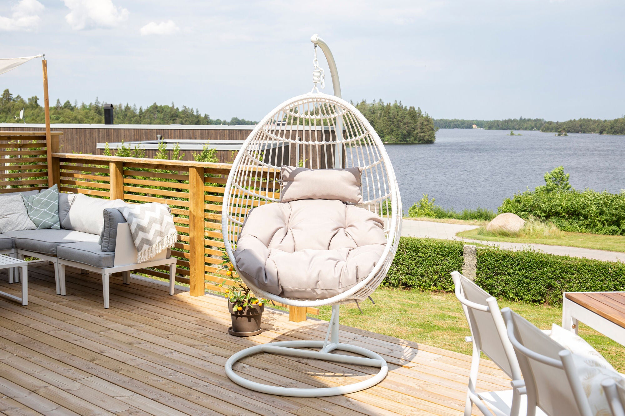 Venture Home Viga - Hanging stol - White Frame / White Wicker / Grey Cushion