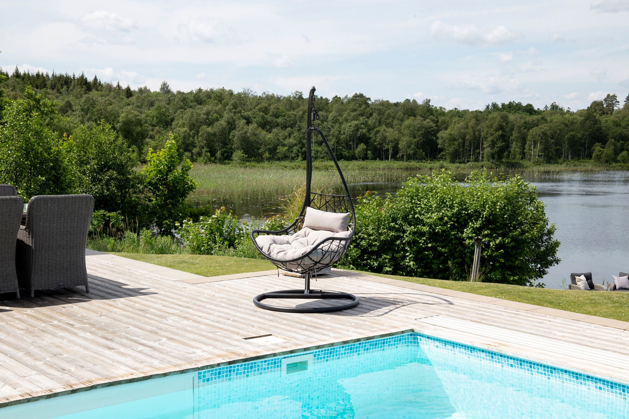Venture Home Vide Hanging stol - Black Frame / Black Wicker / Grey Cushion