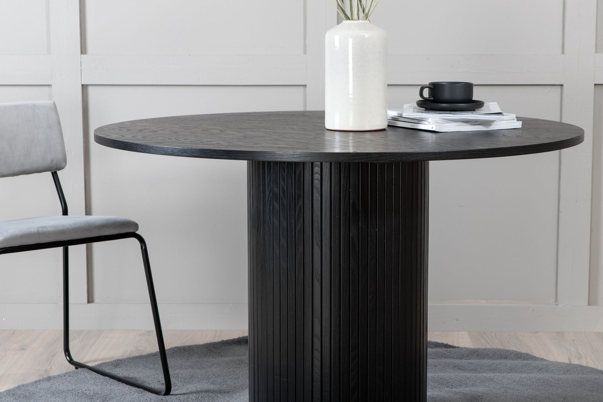 Venture Home Bianca rund spisebord - Black / Black Veneer