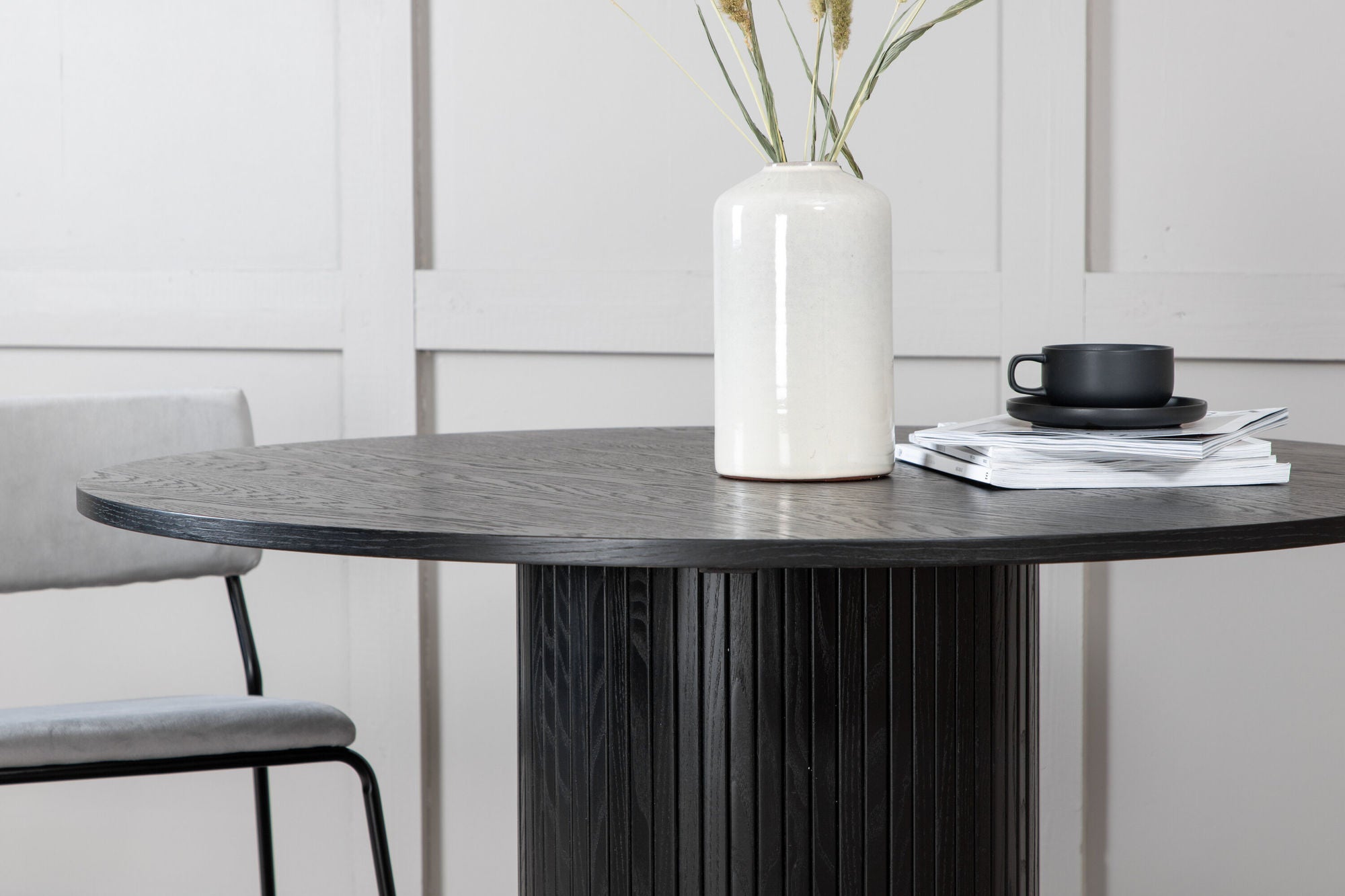 Venture Home Bianca rund spisebord - Black / Black Veneer