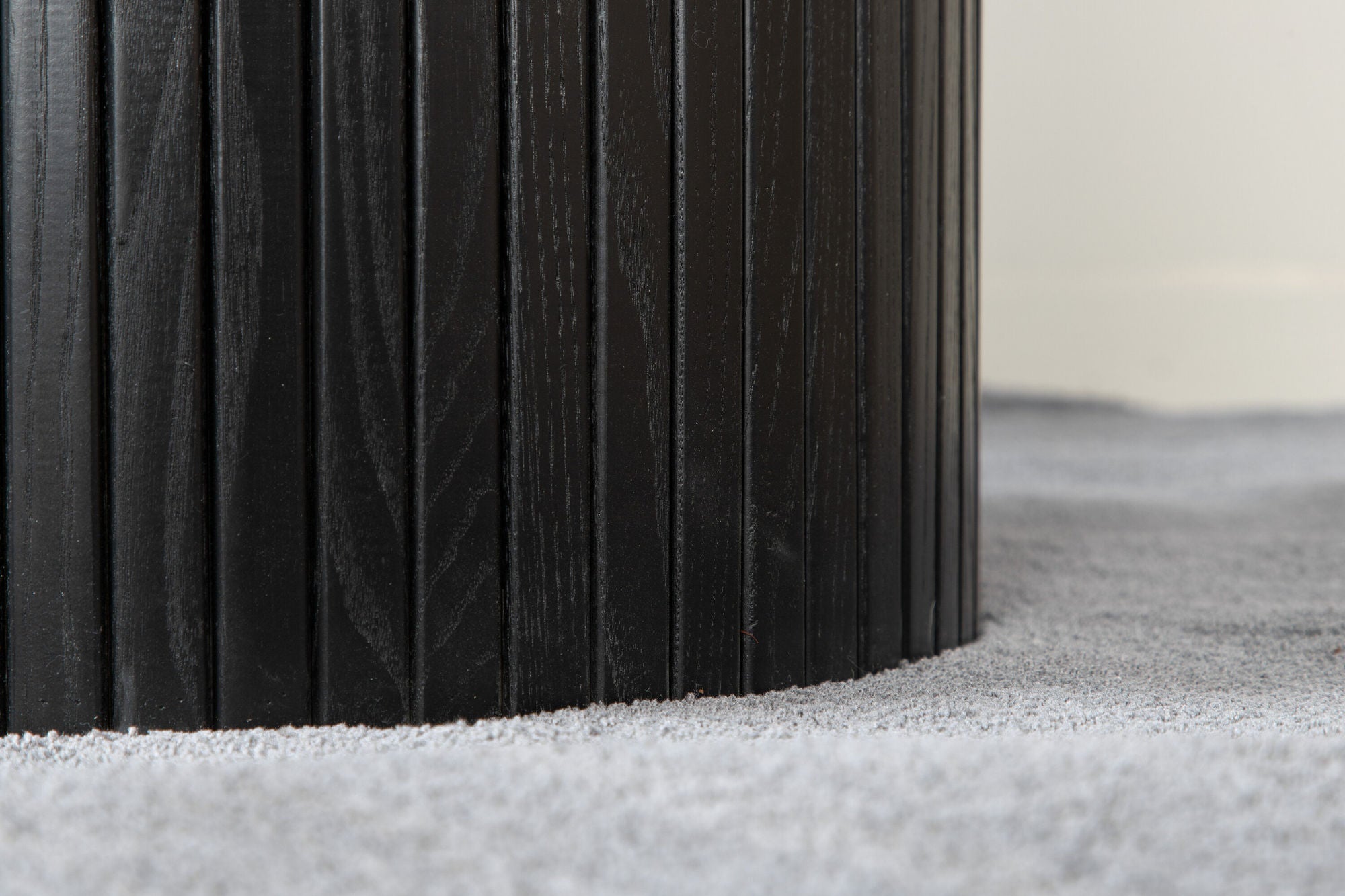 Venture Home Bianca rund spisebord - Black / Black Veneer