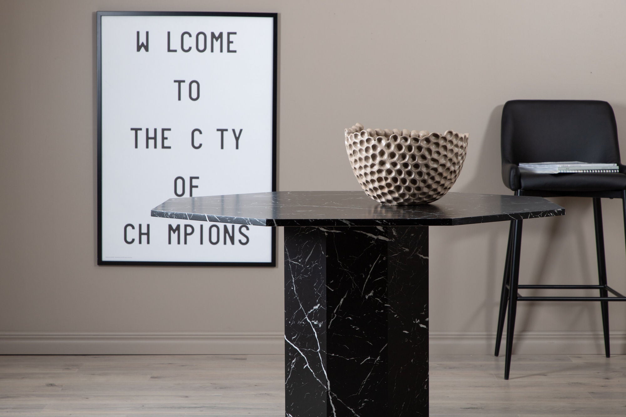 Venture Home Marbs rund spisebord - Black / Black Glass Marble