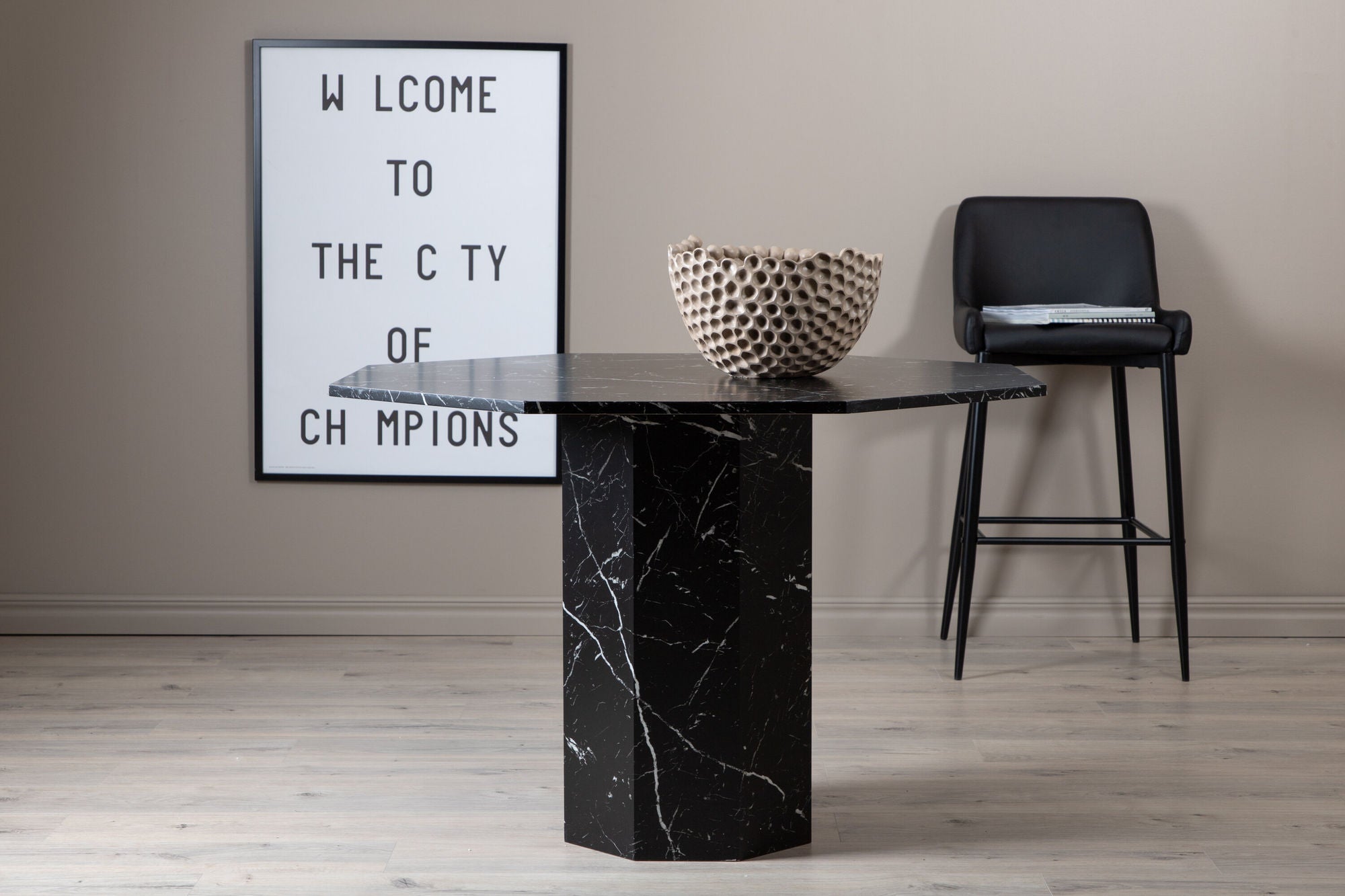 Venture Home Marbs rund spisebord - Black / Black Glass Marble