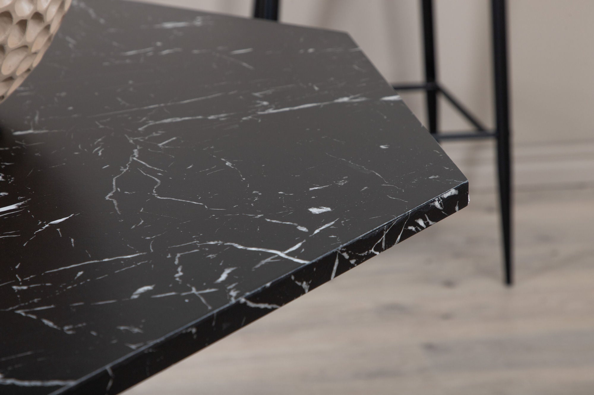 Venture Home Marbs rund spisebord - Black / Black Glass Marble