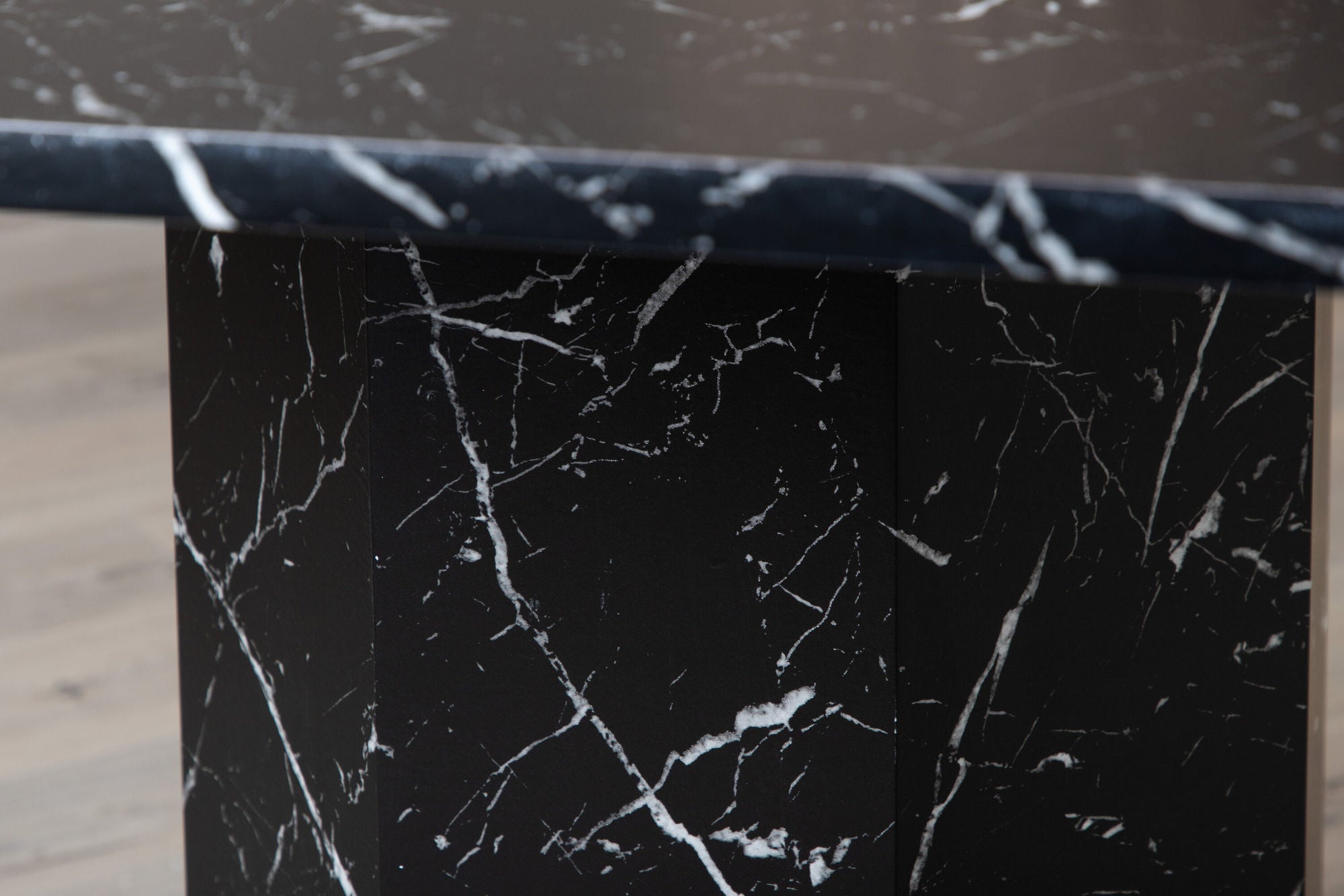 Venture Home Marbs rund spisebord - Black / Black Glass Marble
