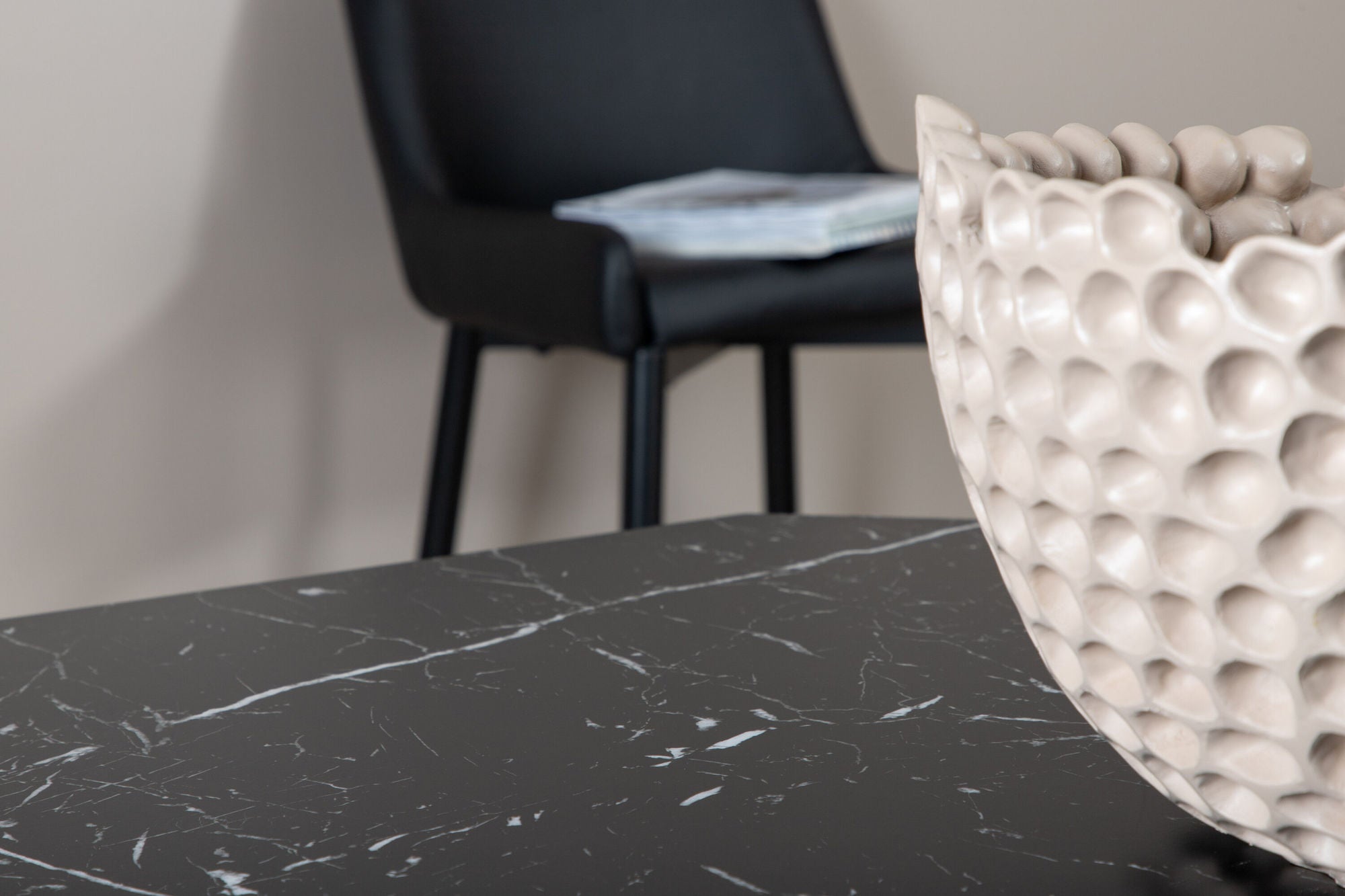 Venture Home Marbs rund spisebord - Black / Black Glass Marble
