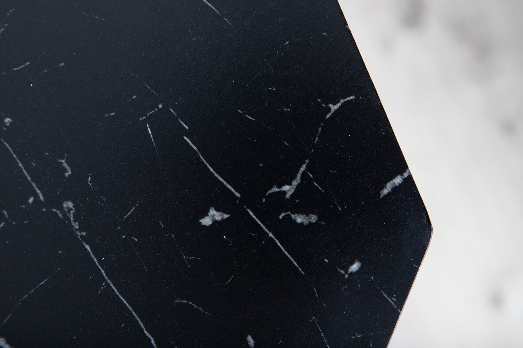 Venture Home Marbs rund spisebord - Black / Black Glass Marble