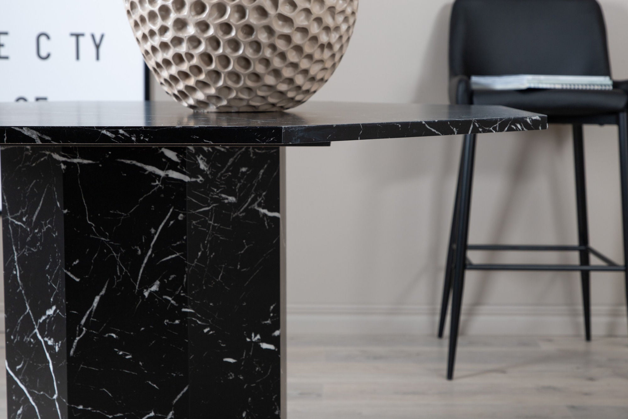 Venture Home Marbs rund spisebord - Black / Black Glass Marble