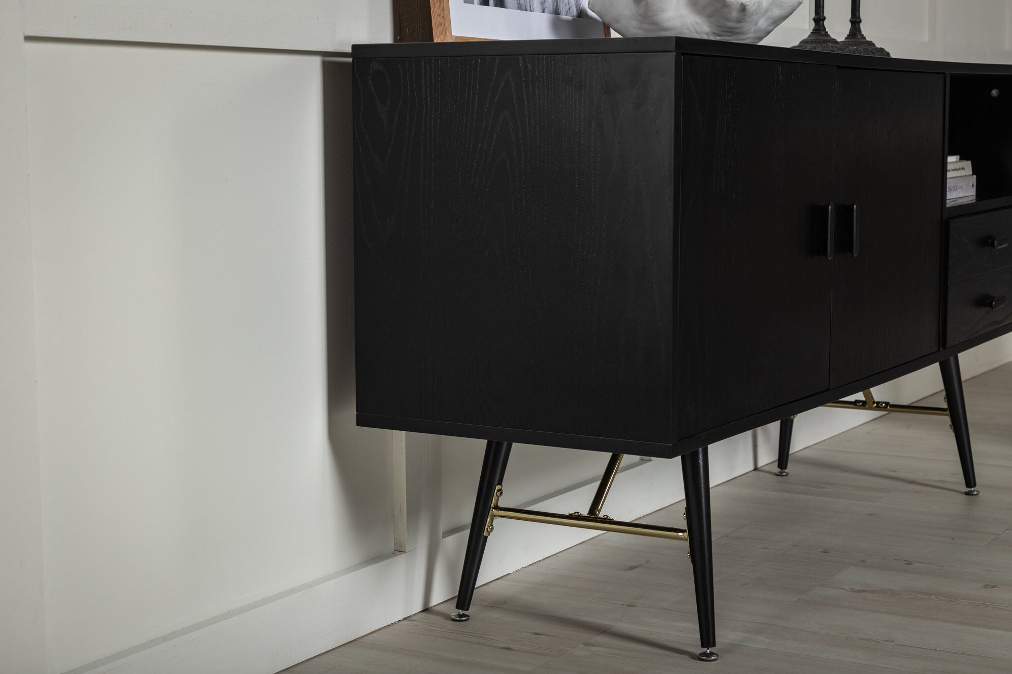 Venture Home Gold skab unit - Black Veneer - Black Legs - Brass details