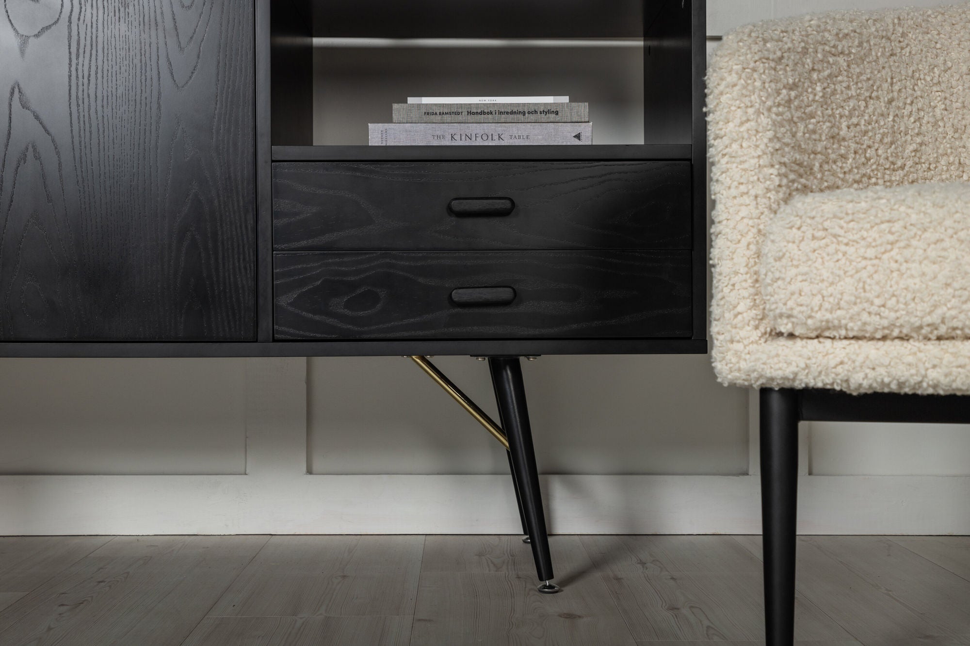 Venture Home Gold skab unit - Black Veneer - Black Legs - Brass details