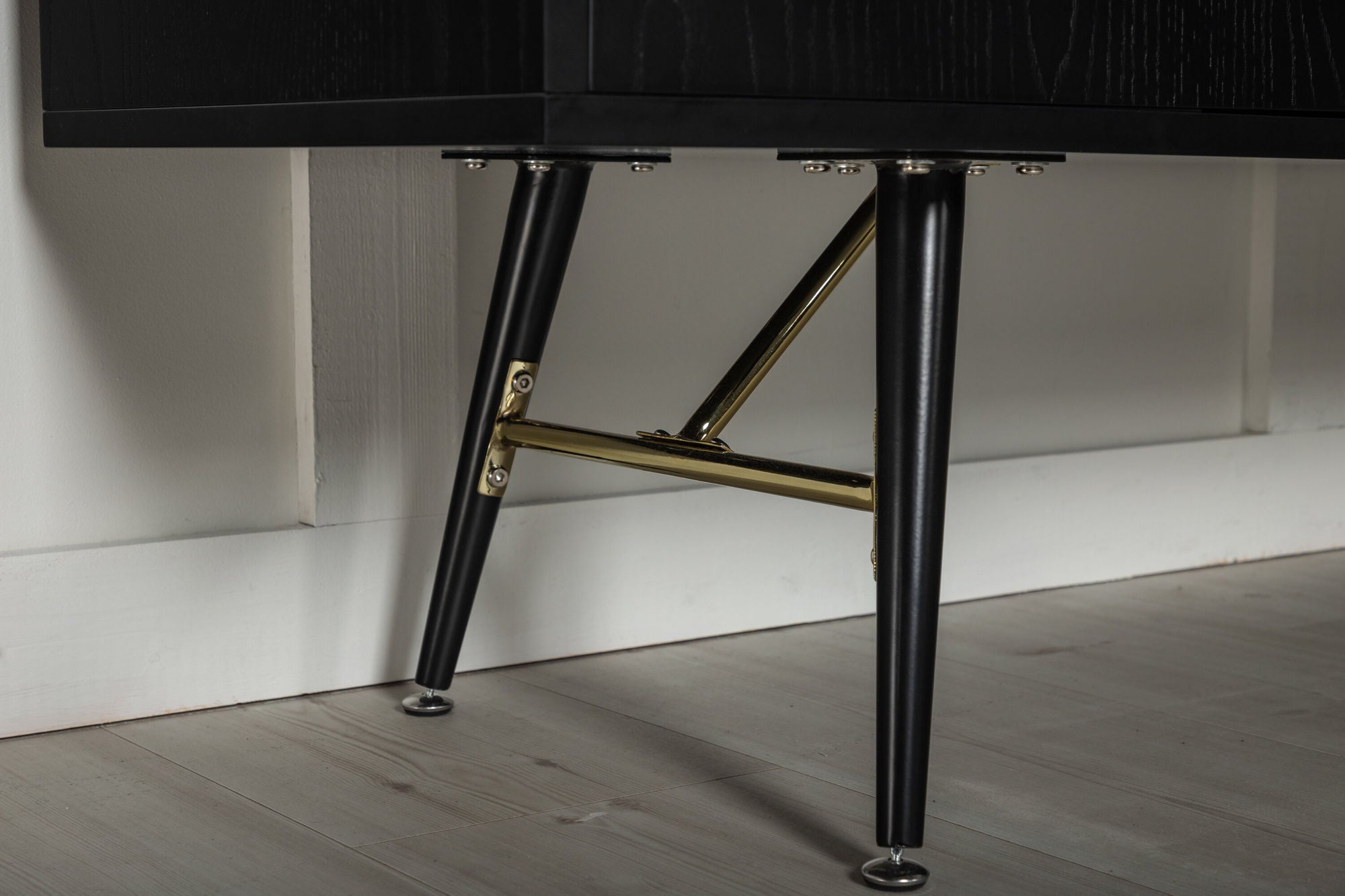 Venture Home Gold skab unit - Black Veneer - Black Legs - Brass details