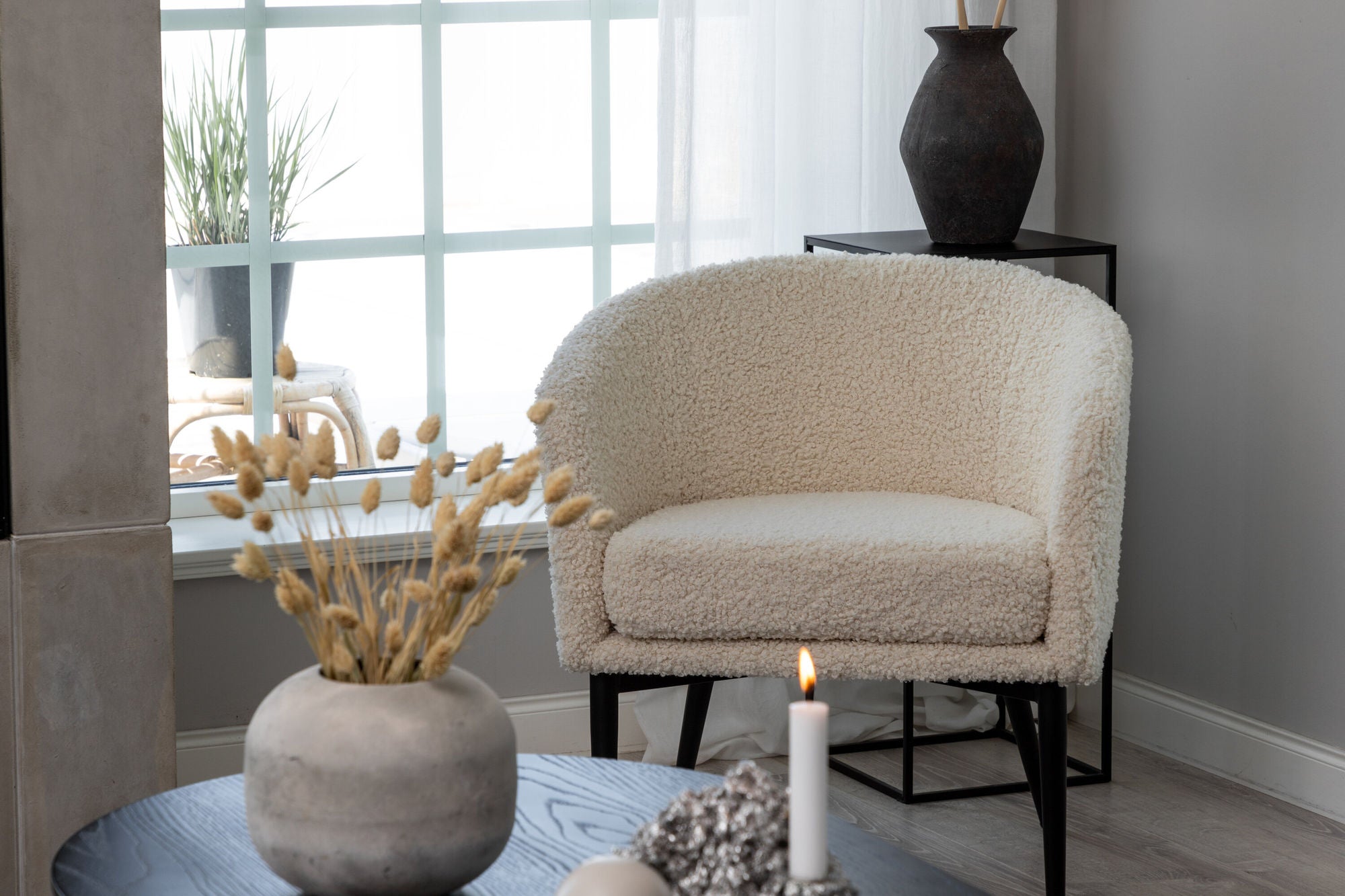 Venture Home Fluffy Lounge stol - White / black legscc