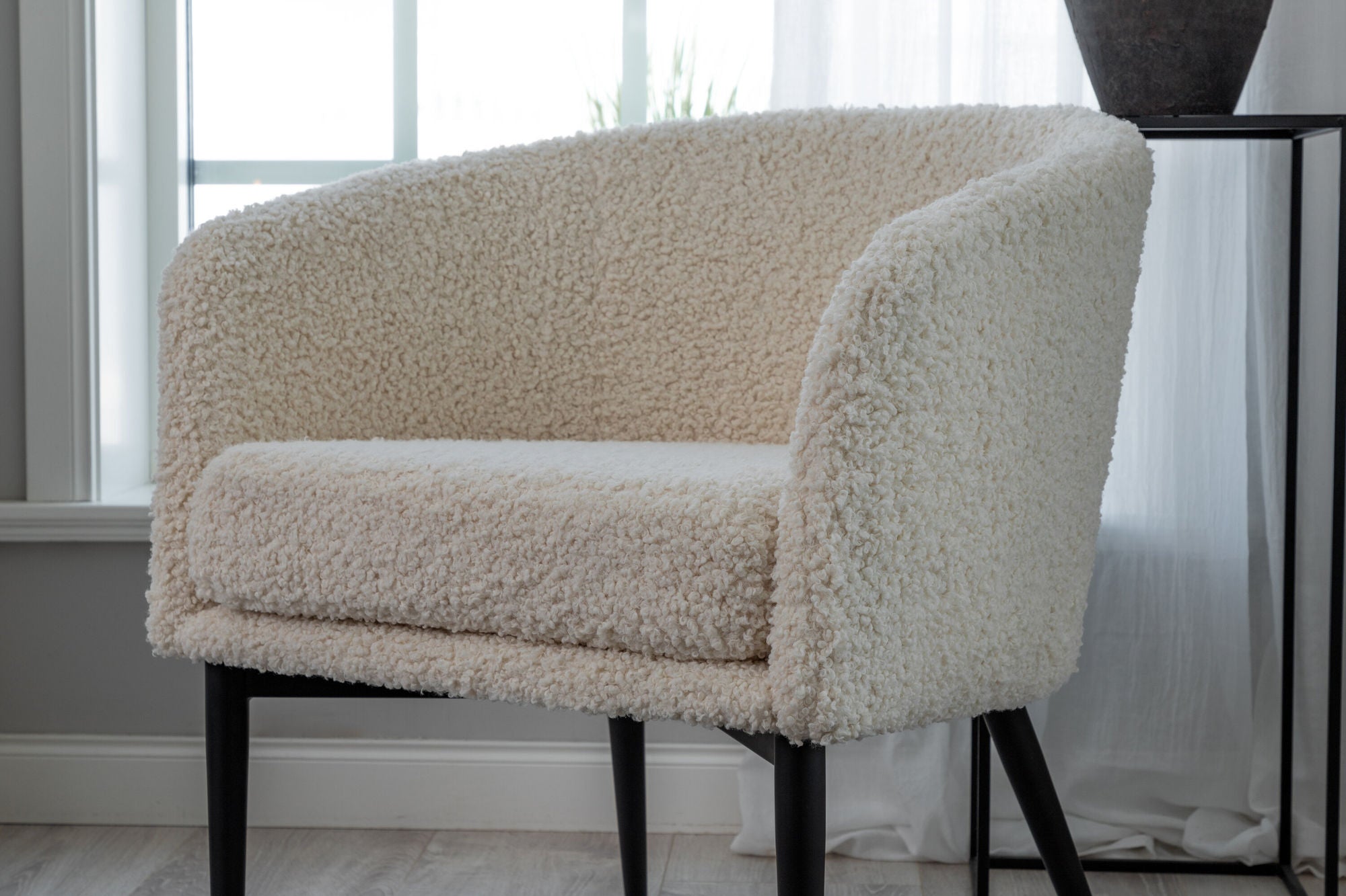 Venture Home Fluffy Lounge stol - White / black legscc