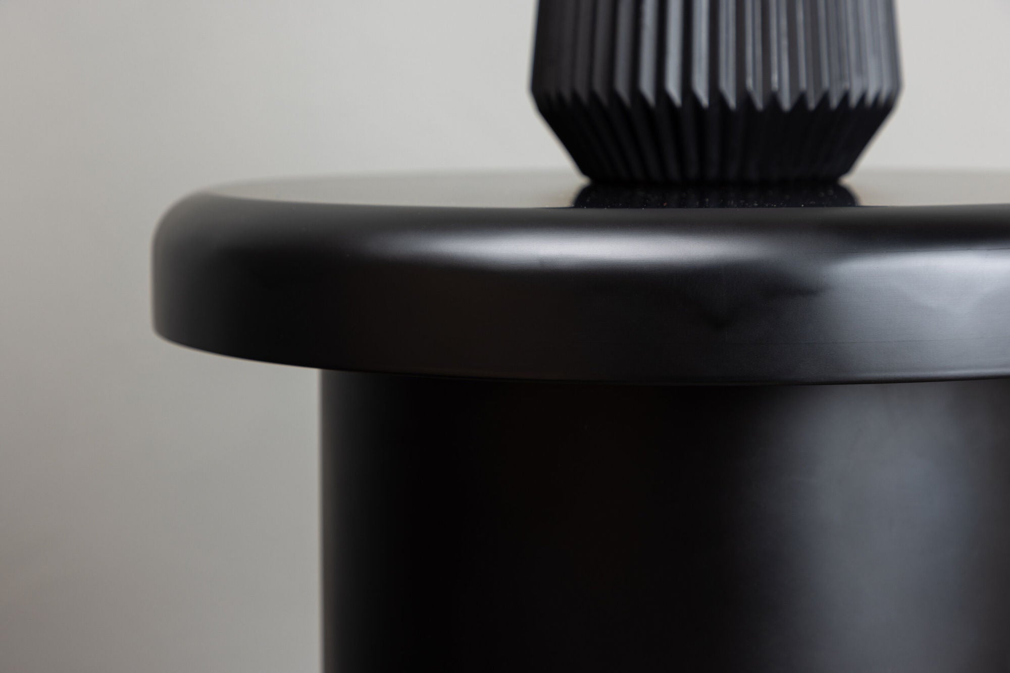 Venture Home Namsos Side bord φ40 - Black / Black MDF PU lacquer painting