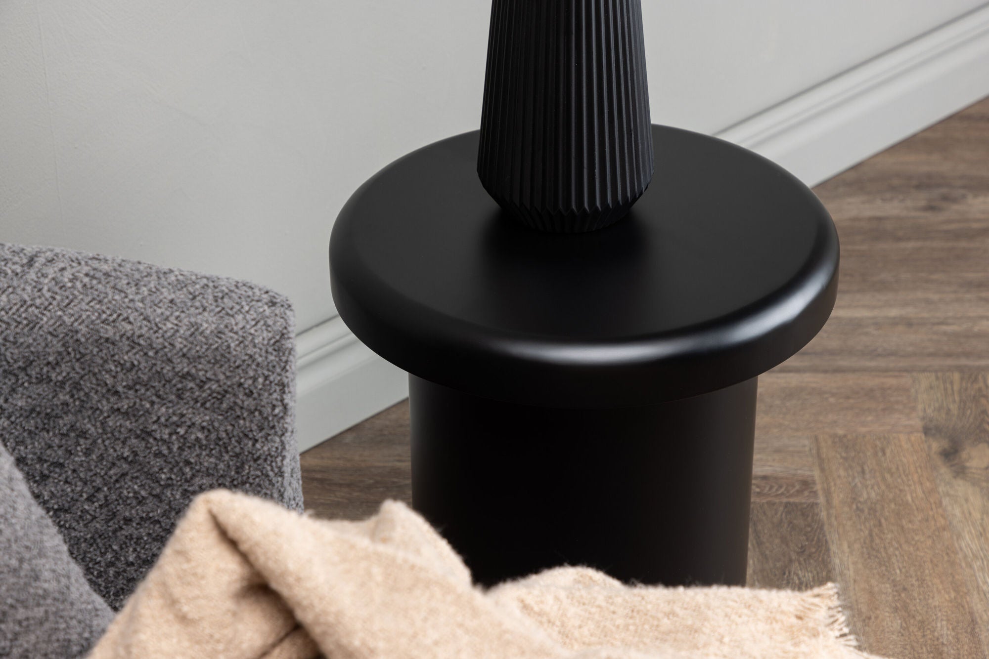 Venture Home Namsos Side bord φ40 - Black / Black MDF PU lacquer painting