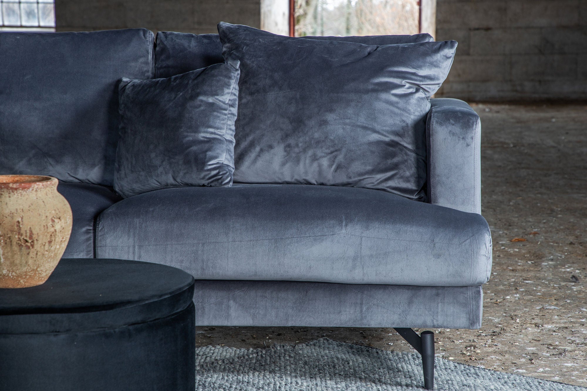 Venture Home Sofia Sofa - Black / Dark Grey Velvet