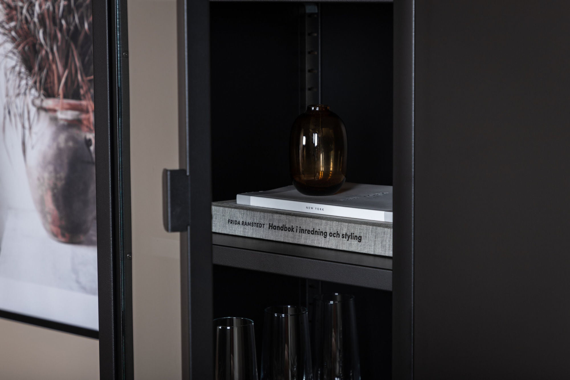 Venture Home Misha - High Thin Skænk w shelf - Black - Ersätts av 25358-208