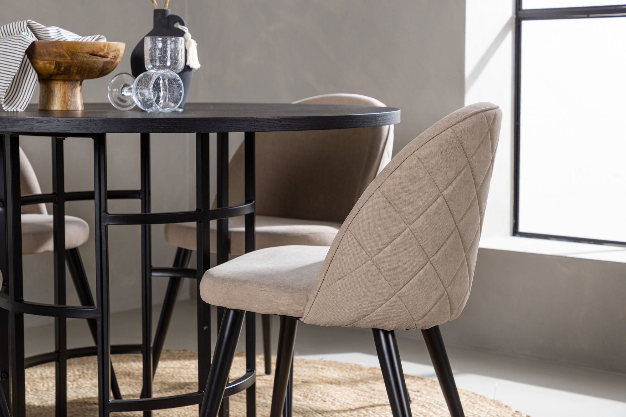 Venture Home Copenhagen spisebord - Black / Black Veneer +Velvet Stitches stol - Black / Beige Fabric (Polyester linen ) _4