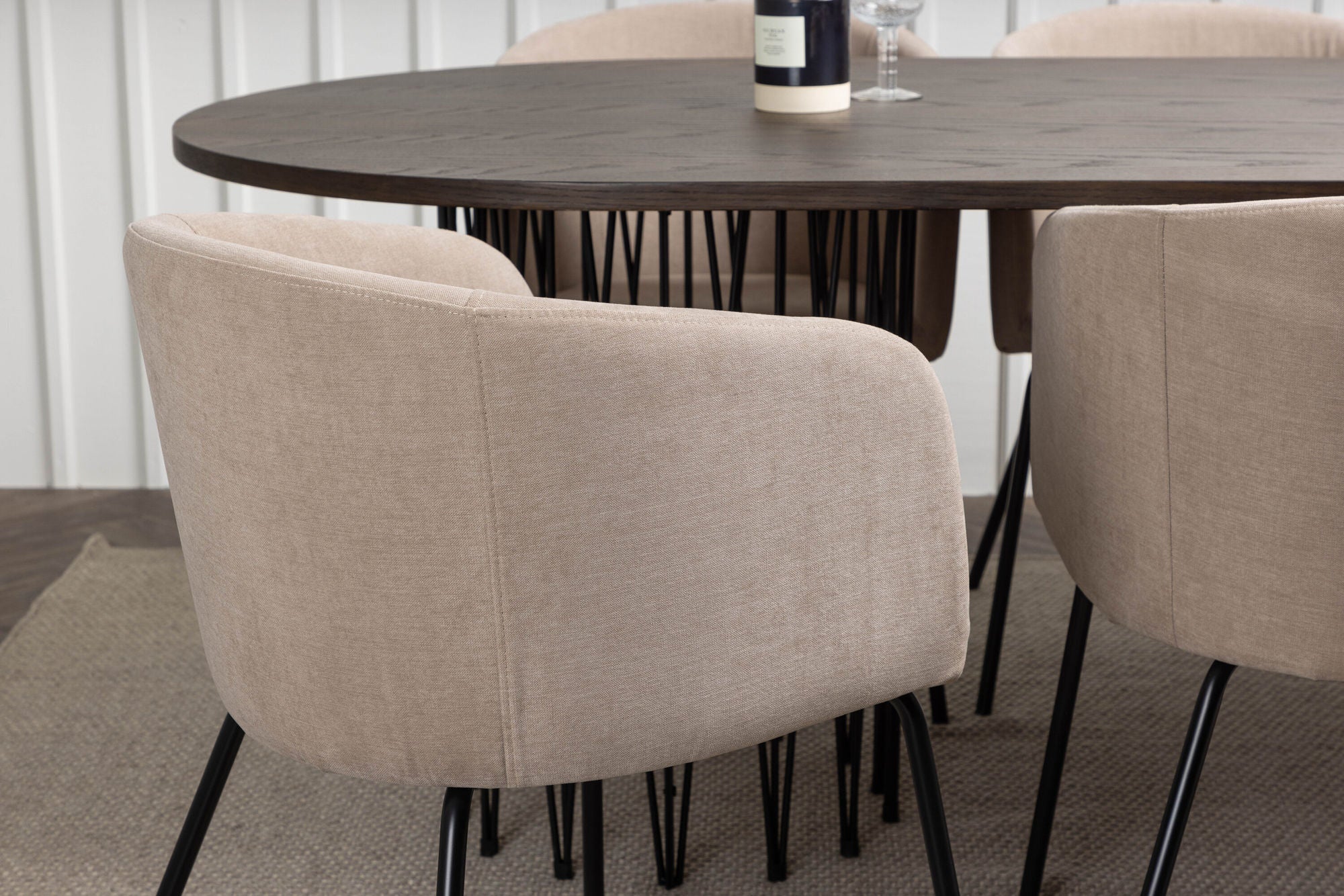 Venture Home Stone oval spisebord - Black / Mocca Veneer +Berit stol - Black / Beige Fabric (Polyester linen ) _6