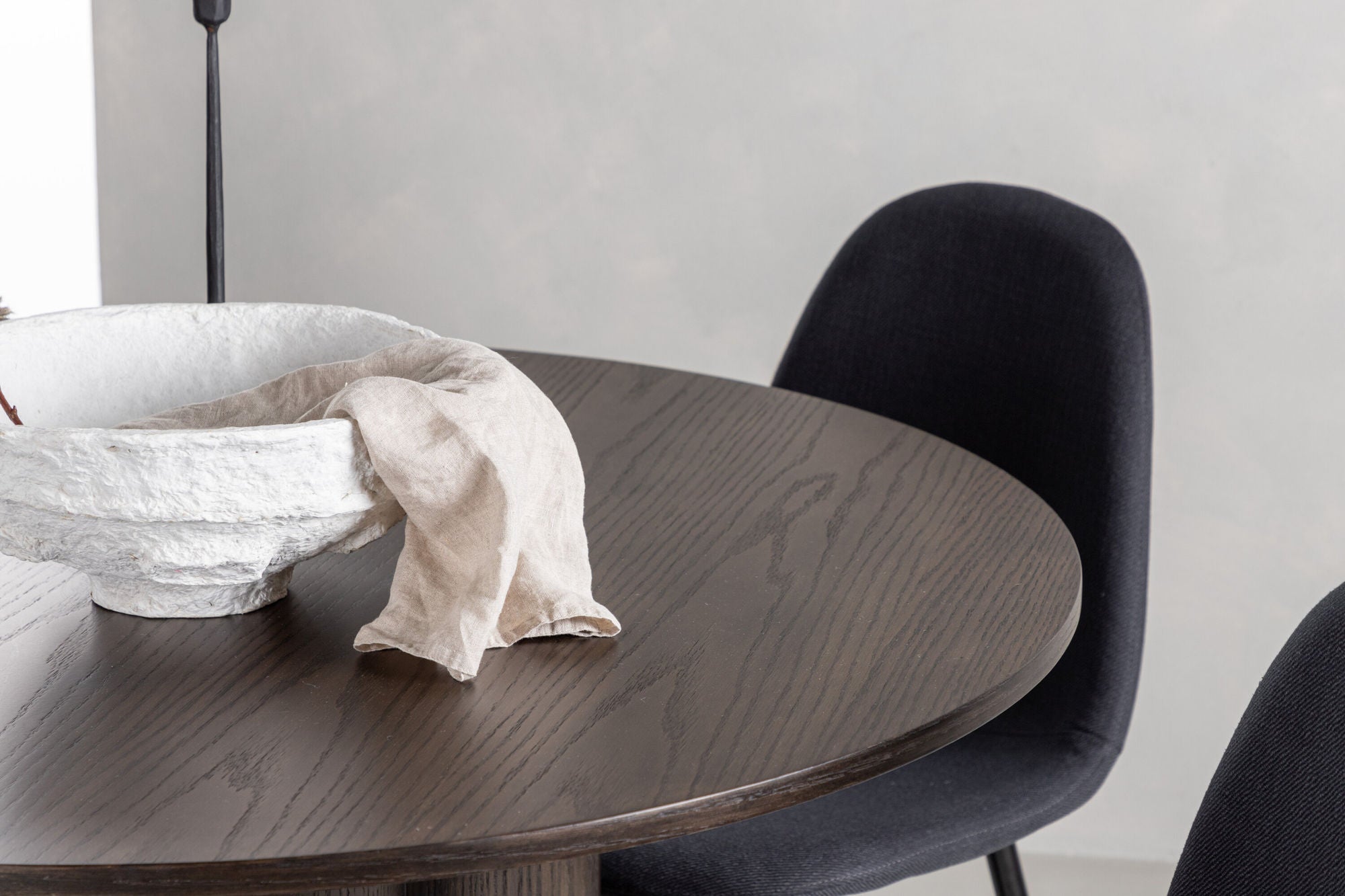 Venture Home OliviaDiningbord-Mocca/MoccaVeneer+PolarDiningstol-BlackLegs-BlackFabric_4