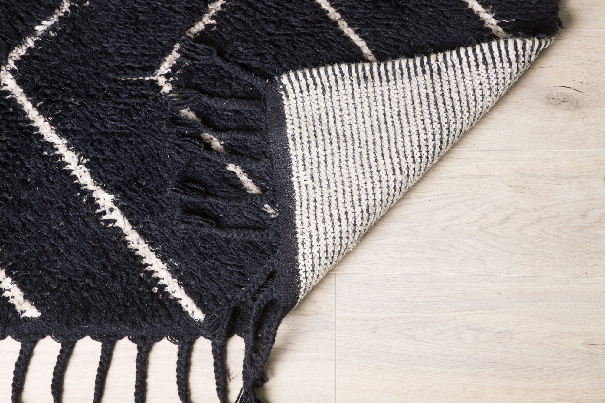 Venture Home David Wool - 350*250- -Rectangular-Black/white