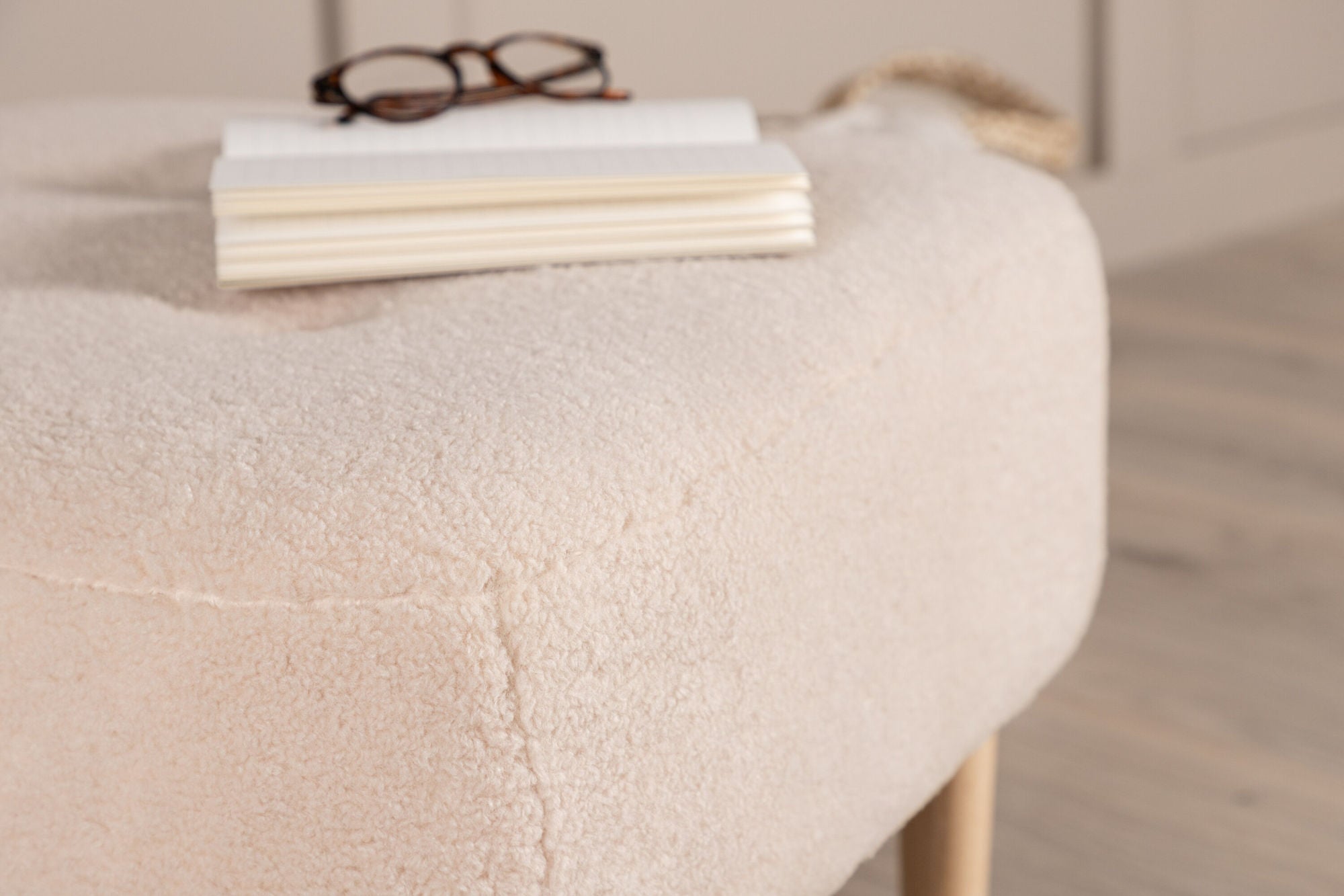 Venture Home Salina Ottoman/Pouf - Oaklook / White Fleece
