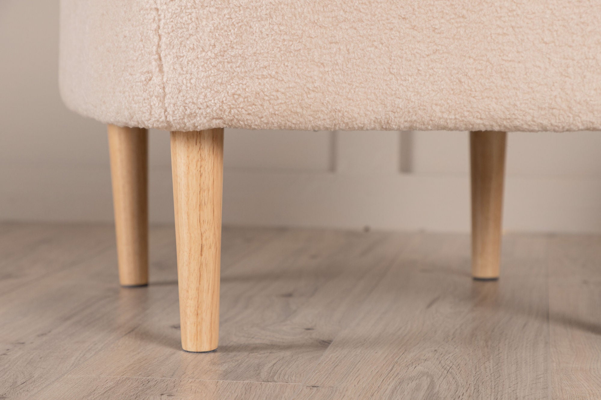 Venture Home Salina Ottoman/Pouf - Oaklook / White Fleece