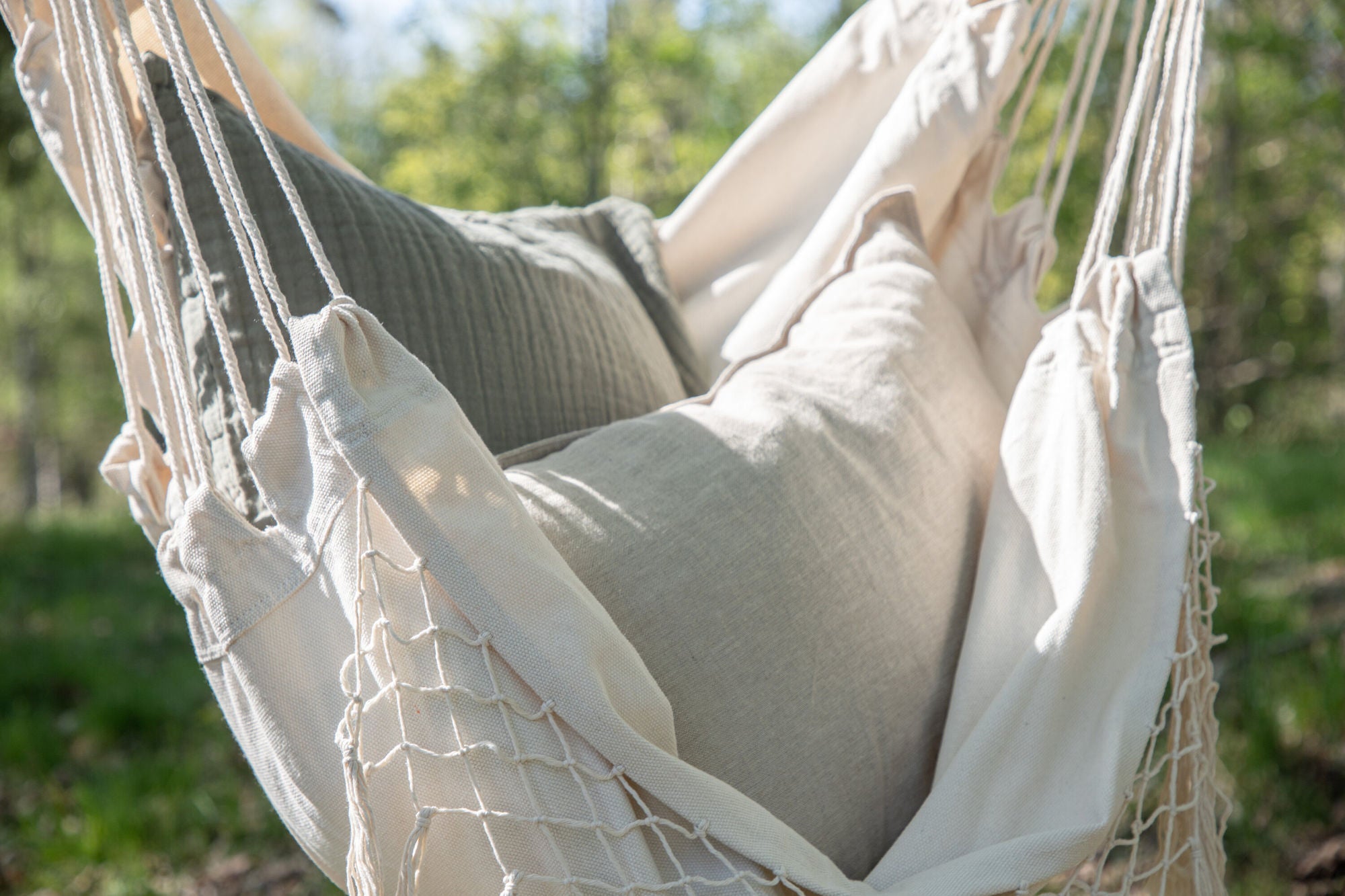 Venture Home Culasi Swing Fabric - White / w pillows