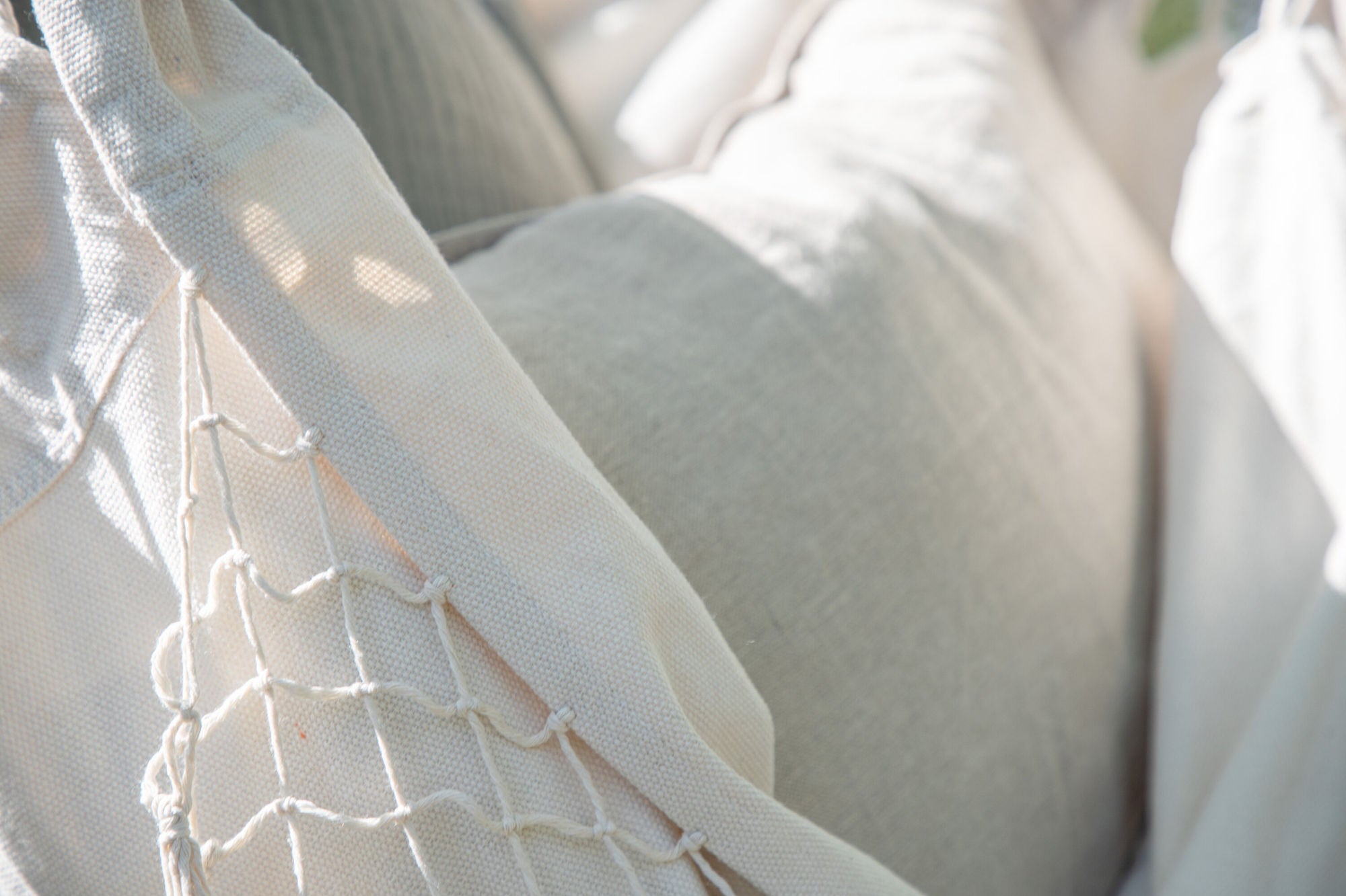 Venture Home Culasi Swing Fabric - White / w pillows