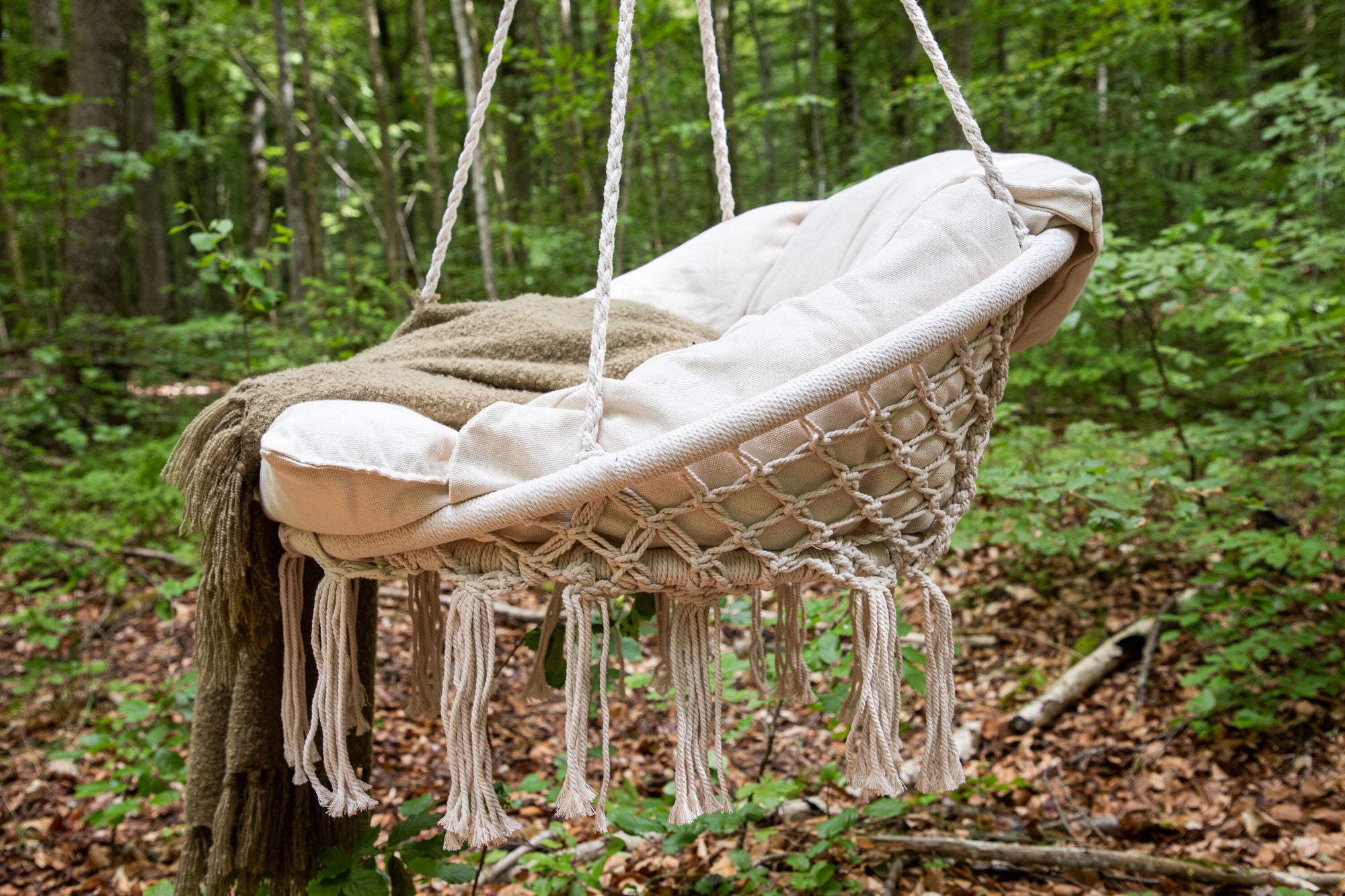 Venture Home Hamtic Swing Steel/Fabric - White / w pillows