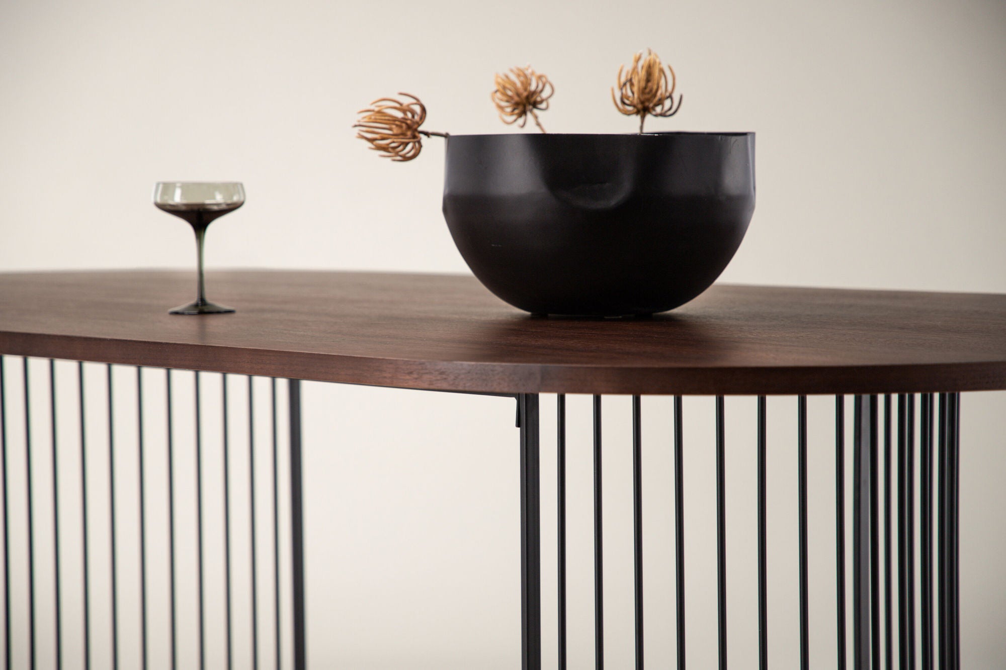Vind Hamneskär spisebord - Dark Walnut / Wood