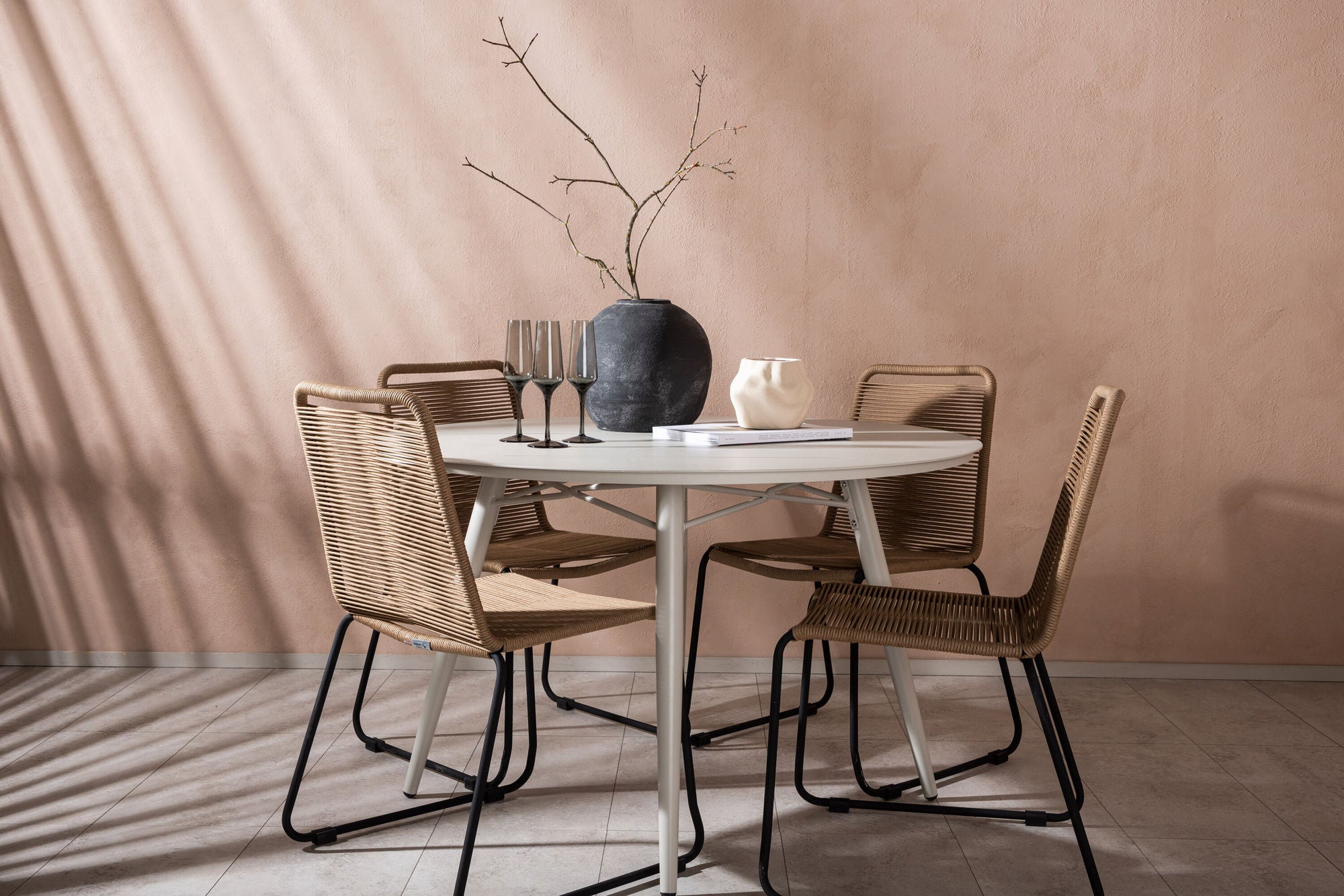 Venture Home Lina spisebord - Beige - rund 120 cm- Lindos Stacking stol - Black Alu / Latte Rope_4