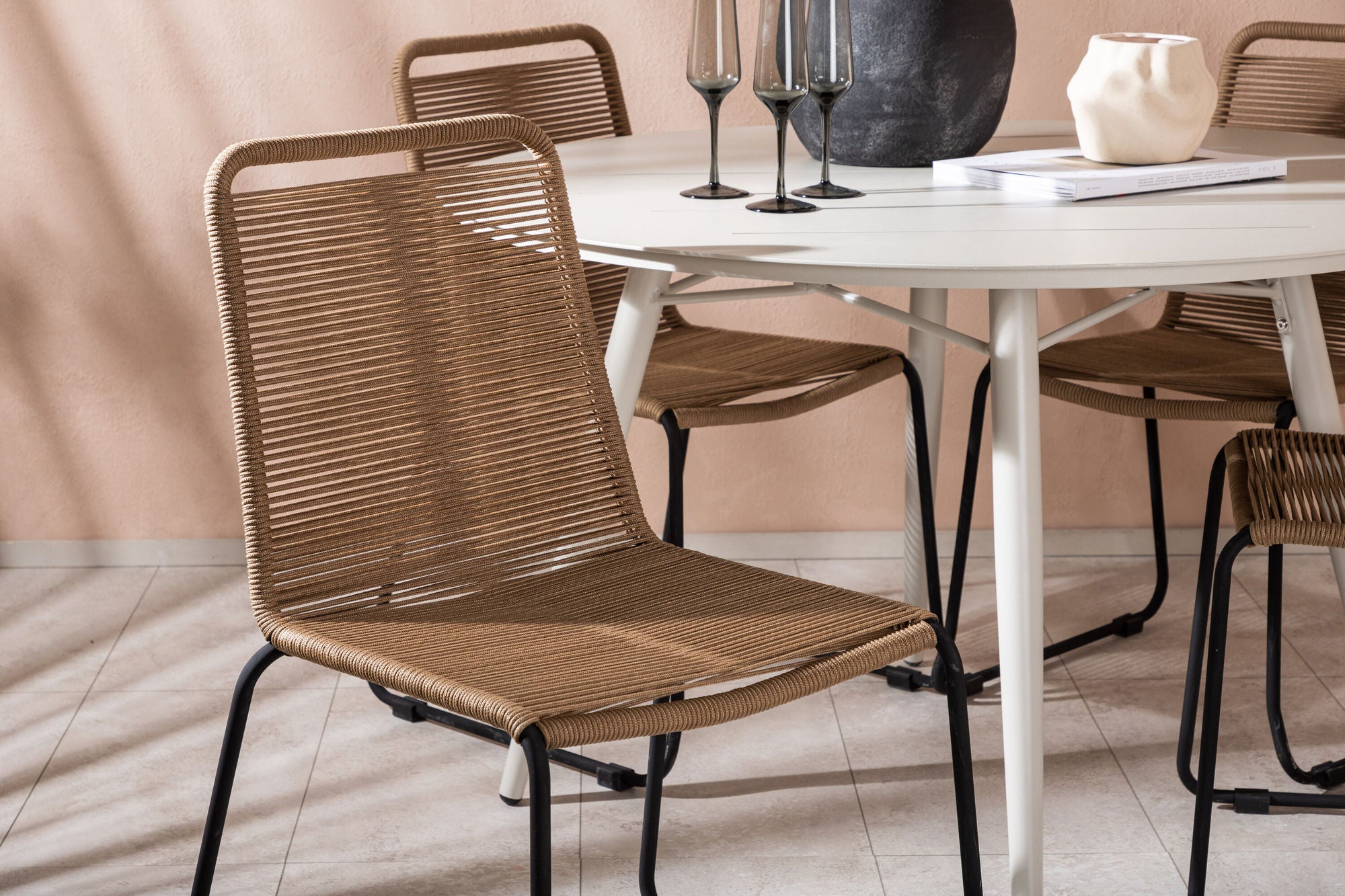 Venture Home Lina spisebord - Beige - rund 120 cm- Lindos Stacking stol - Black Alu / Latte Rope_4