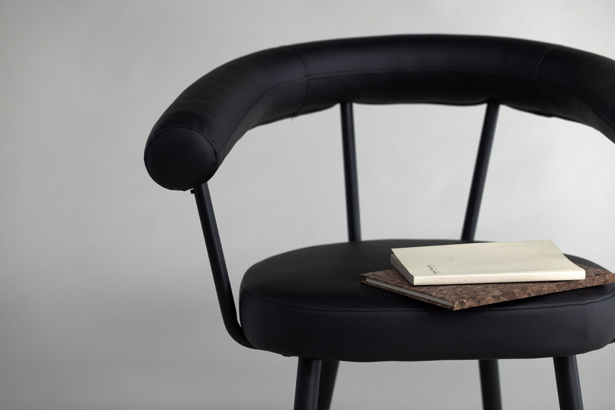 Vind Västerås x Josefin Lustig - Spisebordsstol 2-pack - Matte Black / Black PU